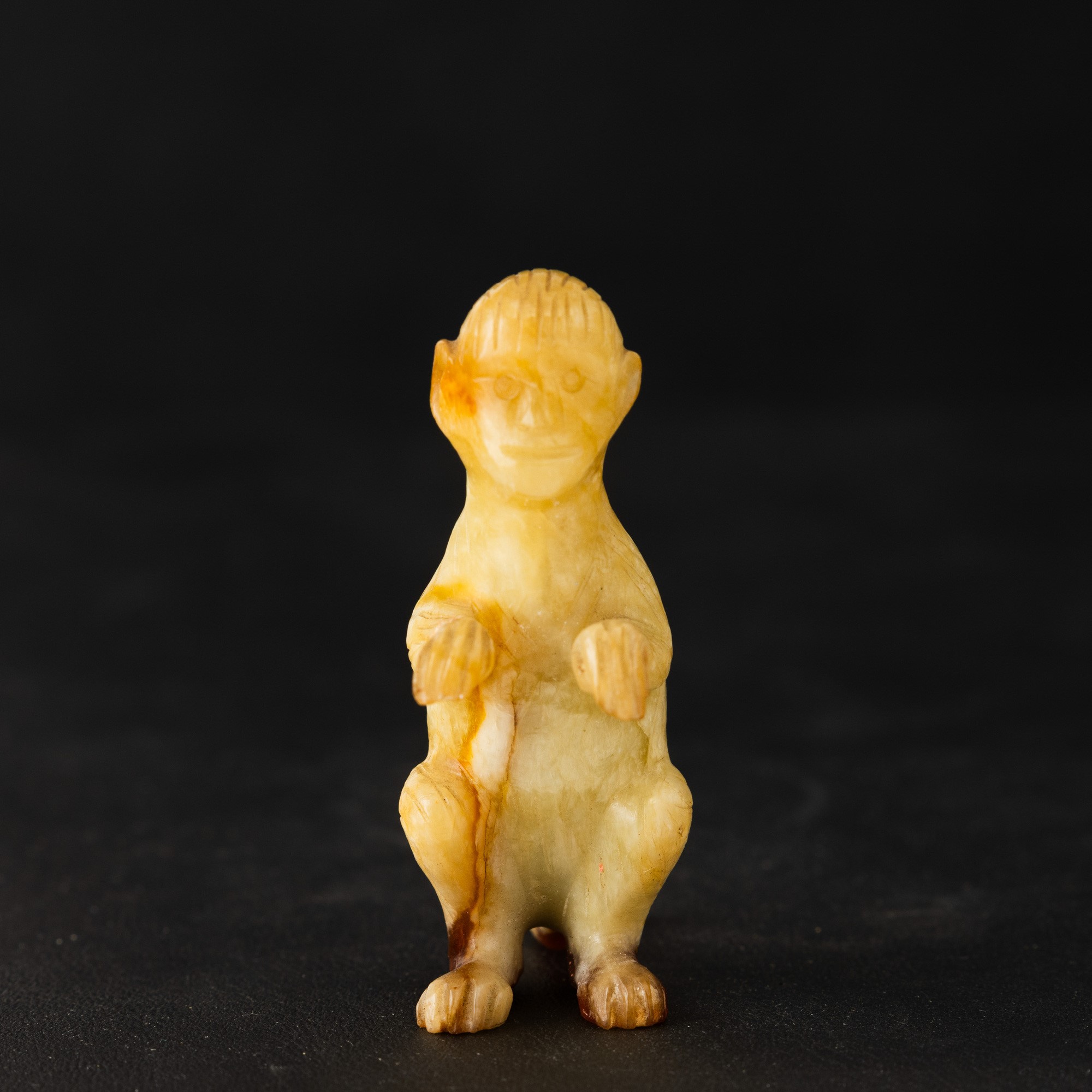 Cina, Dinastia Qing (Qianlong), Figura di scimmietta in giada Celadon e russet