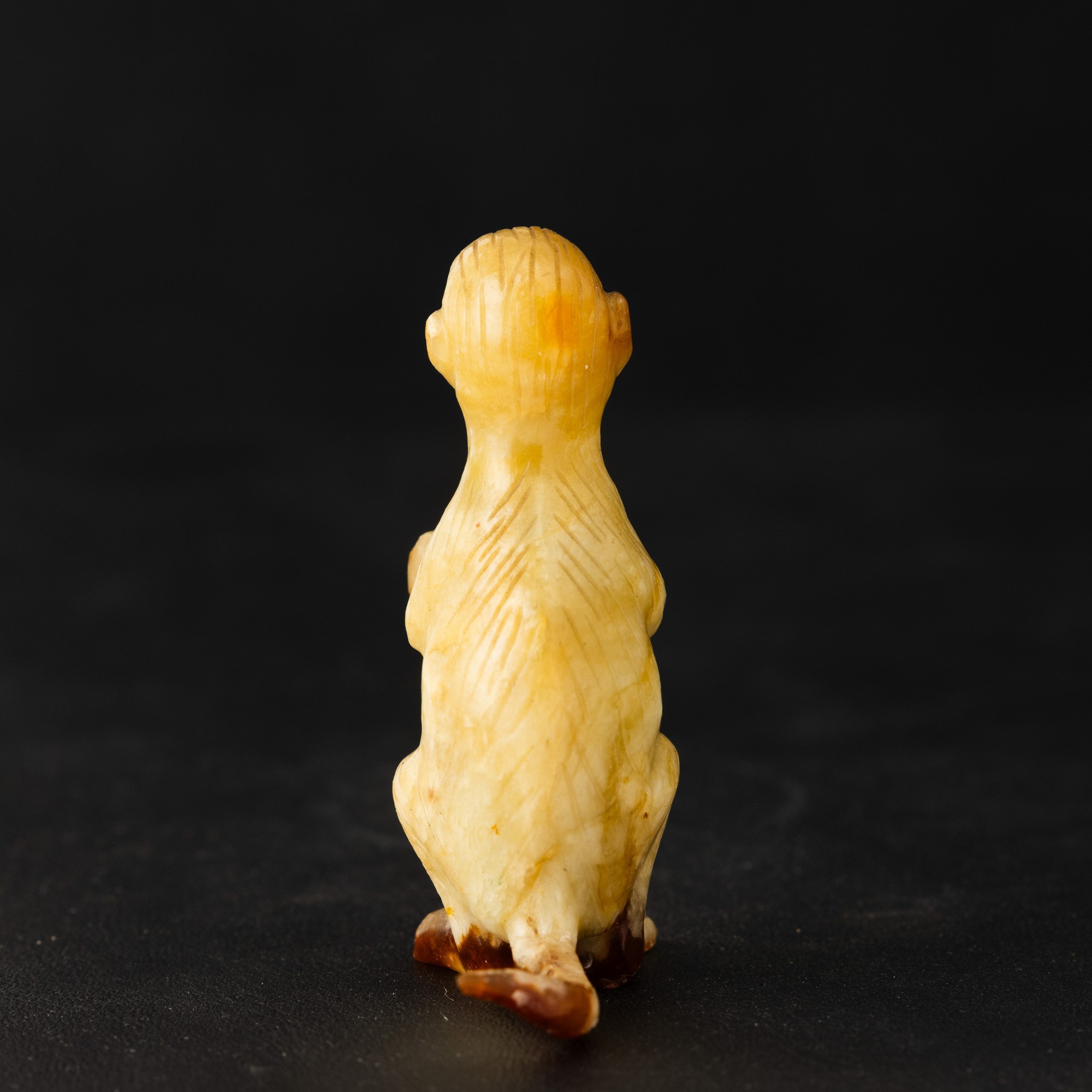 Cina, Dinastia Qing (Qianlong), Figura di scimmietta in giada Celadon e russet