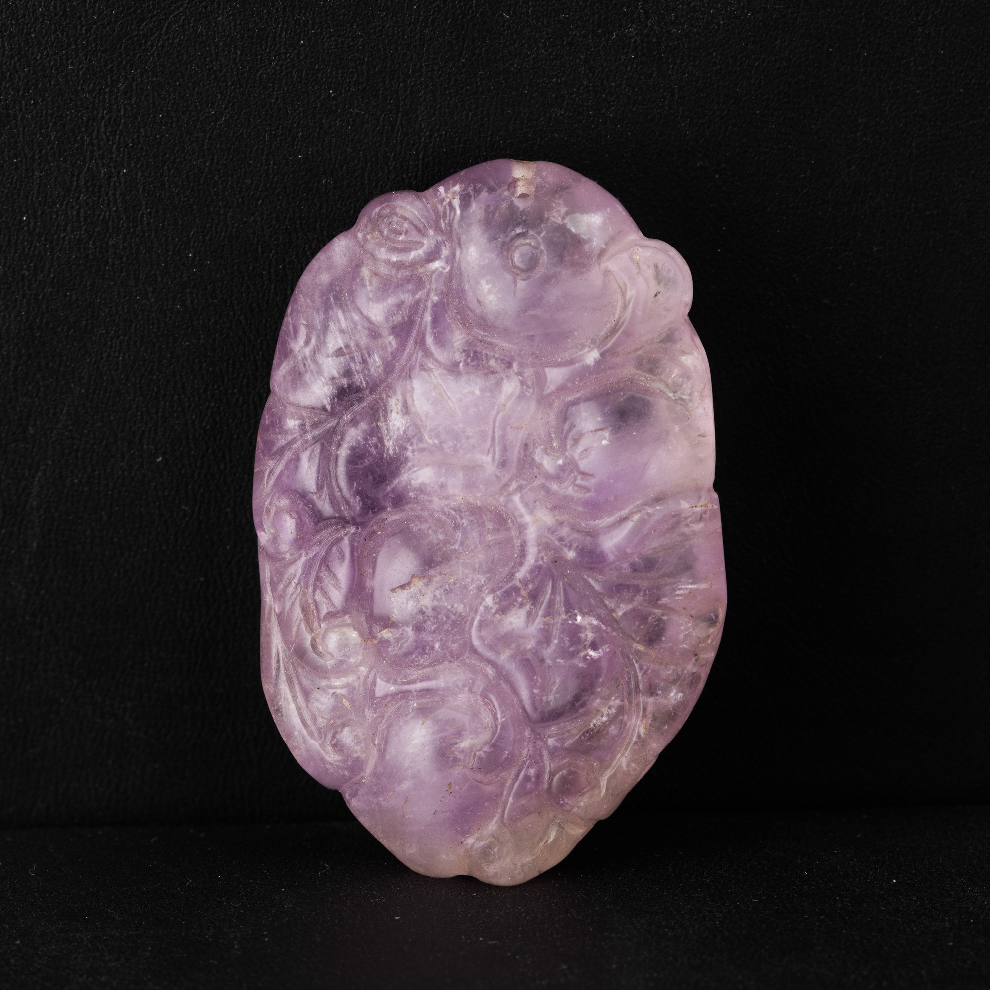 Ciondolo in ametista con decoro a rilievo raffigurante Budai, Cina, Dinastia Qing, XIX secolo
