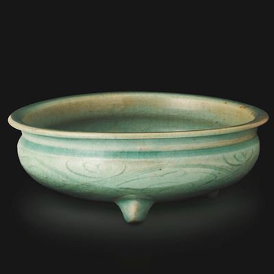 Incensiere tripode in grès Longquan, decori incisi, Cina, Dinastia Ming (1368-1644)