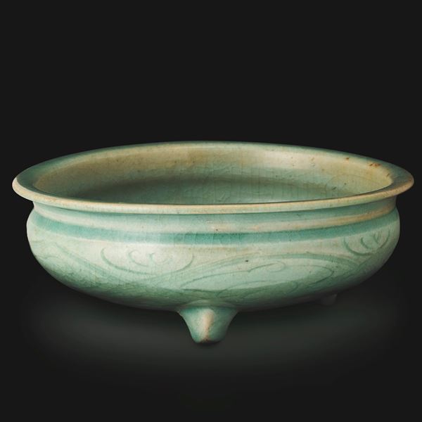 Incensiere tripode in grés Longquan con decori incisi, Cina, Dinastia Ming (1368-1644)