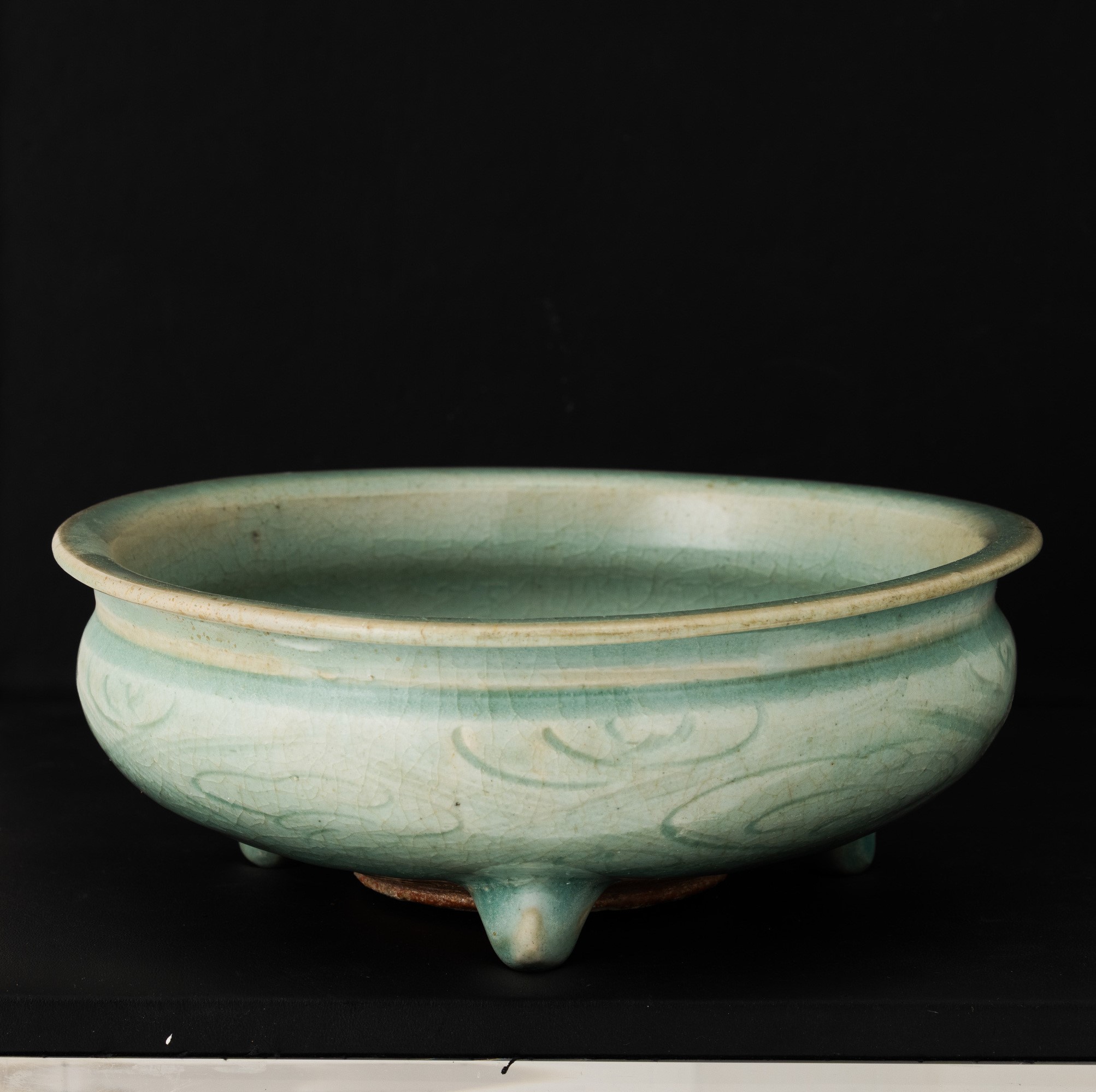 Incensiere tripode in grès Longquan, decori incisi, Cina, Dinastia Ming (1368-1644)