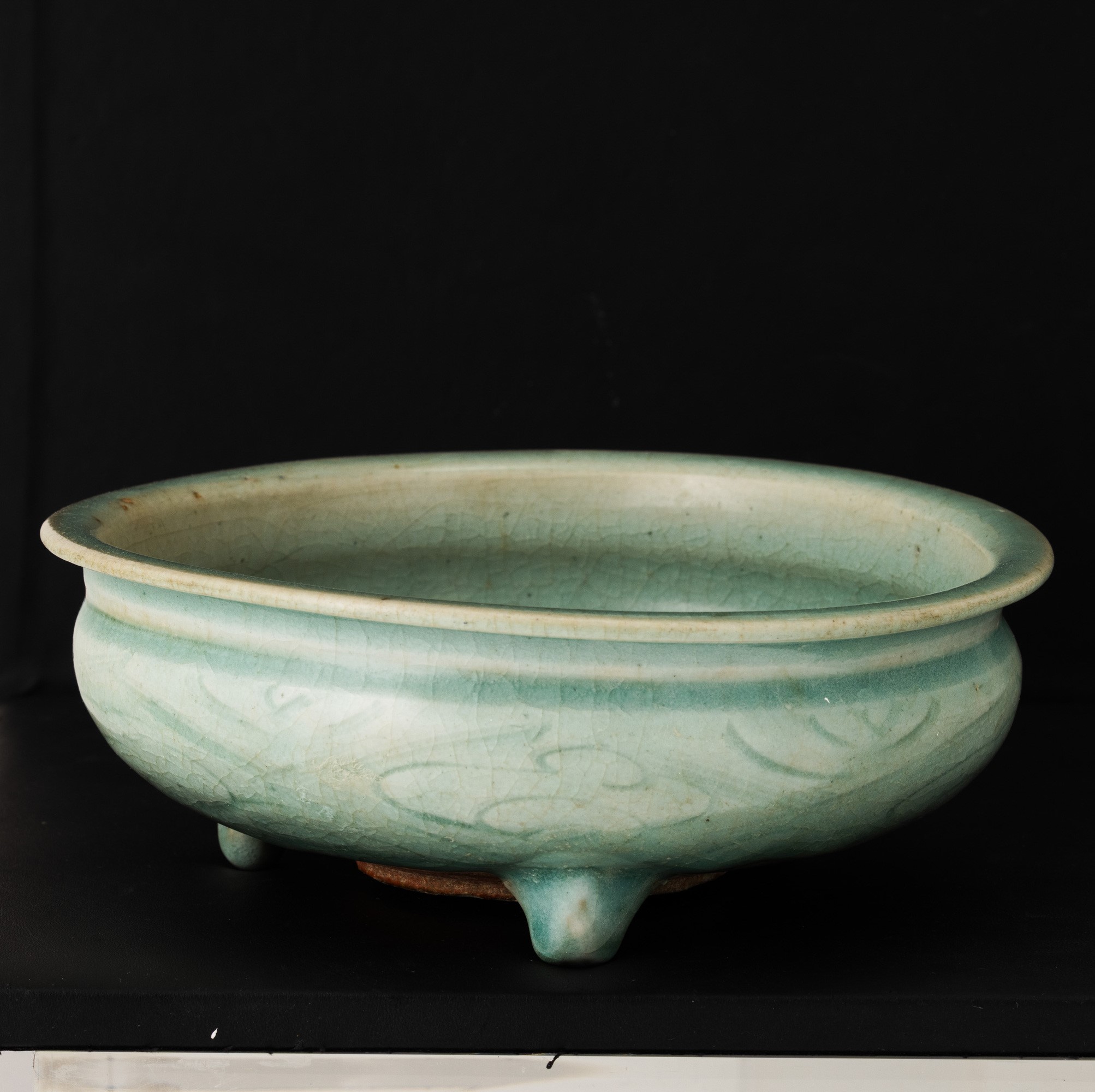 Incensiere tripode in grès Longquan, decori incisi, Cina, Dinastia Ming (1368-1644)