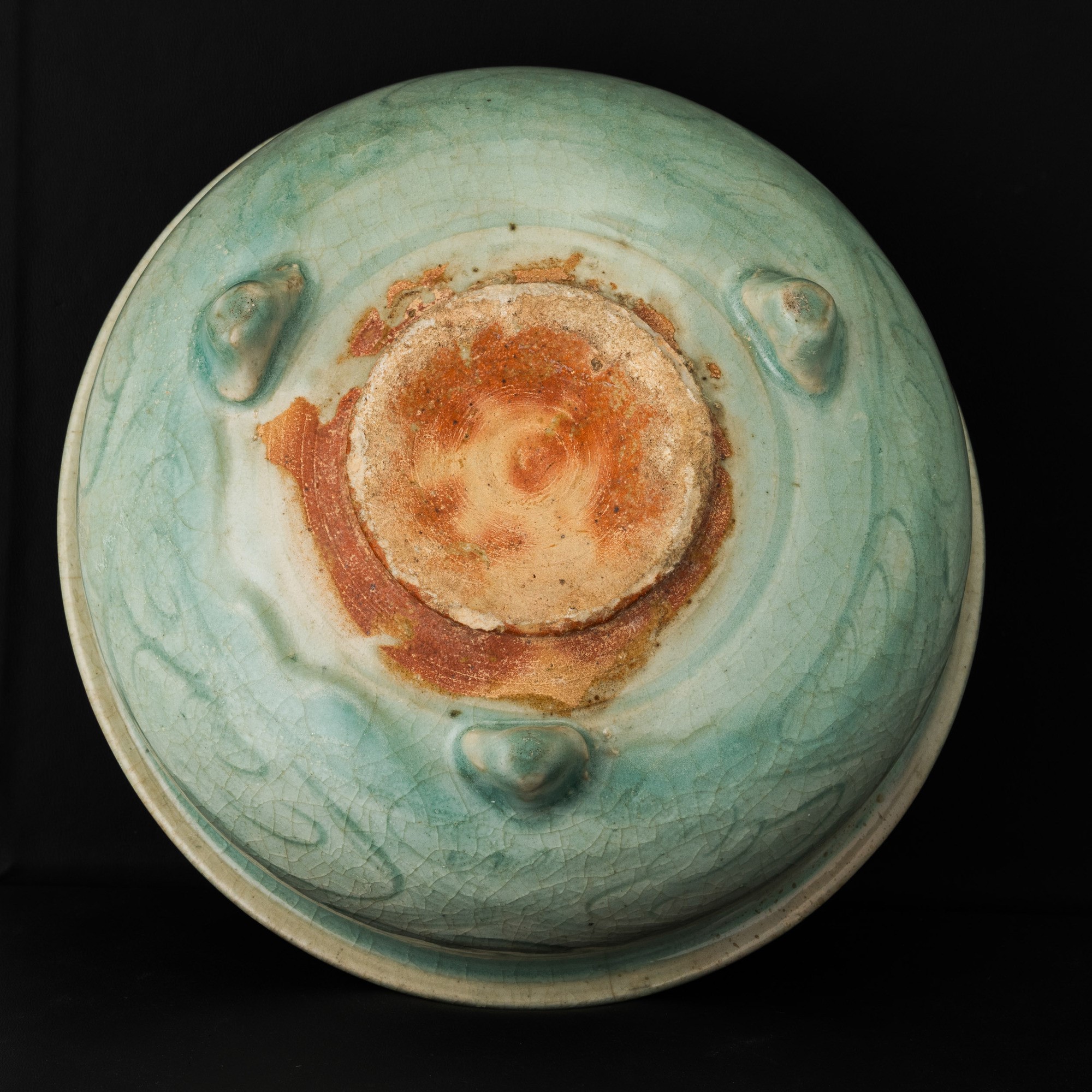 Incensiere tripode in grès Longquan, decori incisi, Cina, Dinastia Ming (1368-1644)