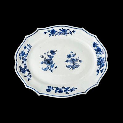Cina (Dinastia Qing), Vassoio in porcellana bianca e blu con decori floreali, epoca Qianlong (173...