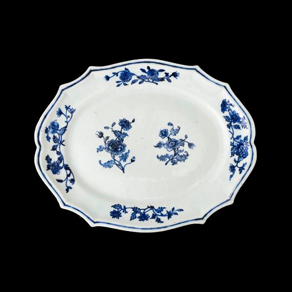 Vassoio in porcellana bianca e blu con decori a motivi floreali, Cina, Dinastia Qing, epoca Qianlong (1736-1796)