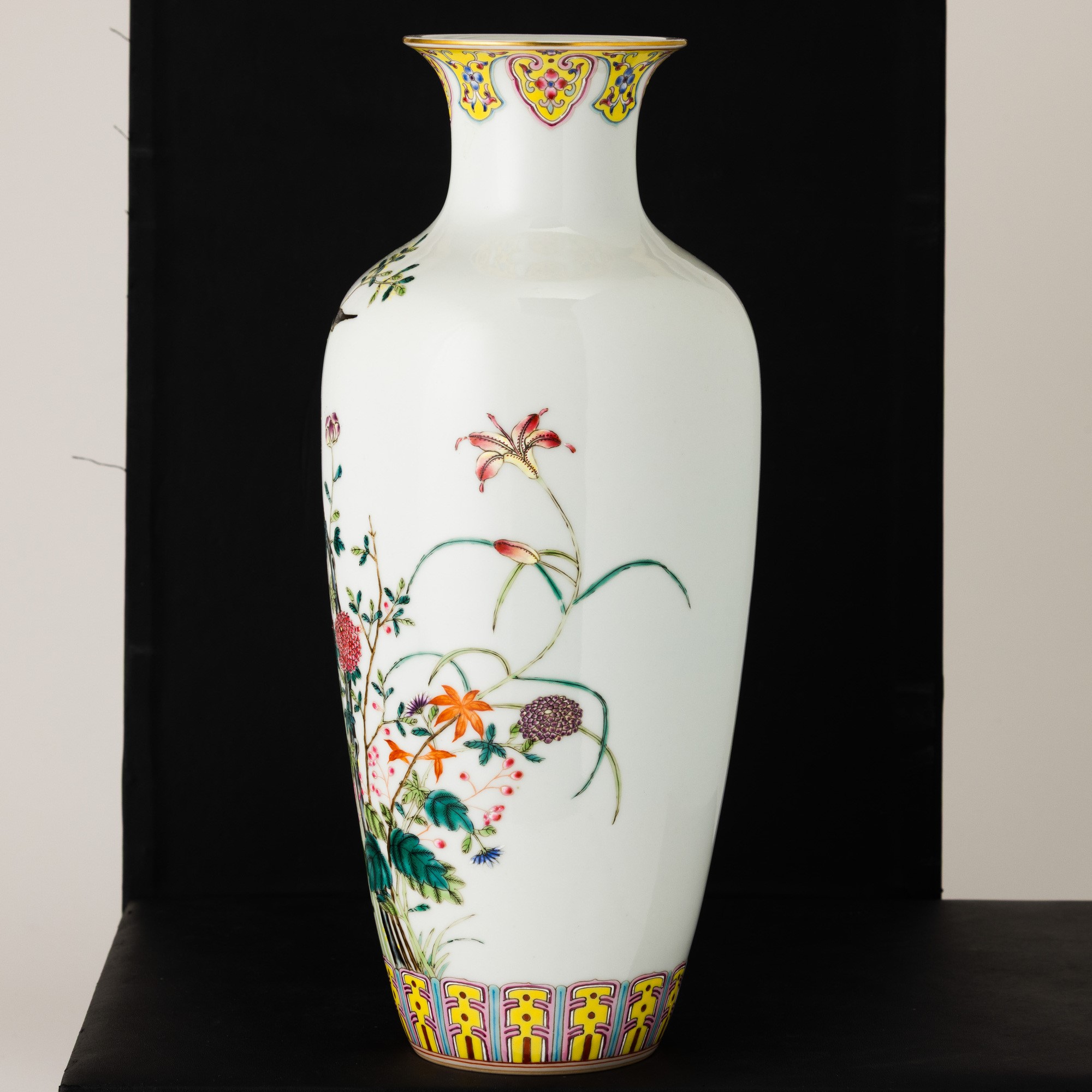 Cina, Vaso in porcellana “Famiglia Rosa” a soggetto naturalistico