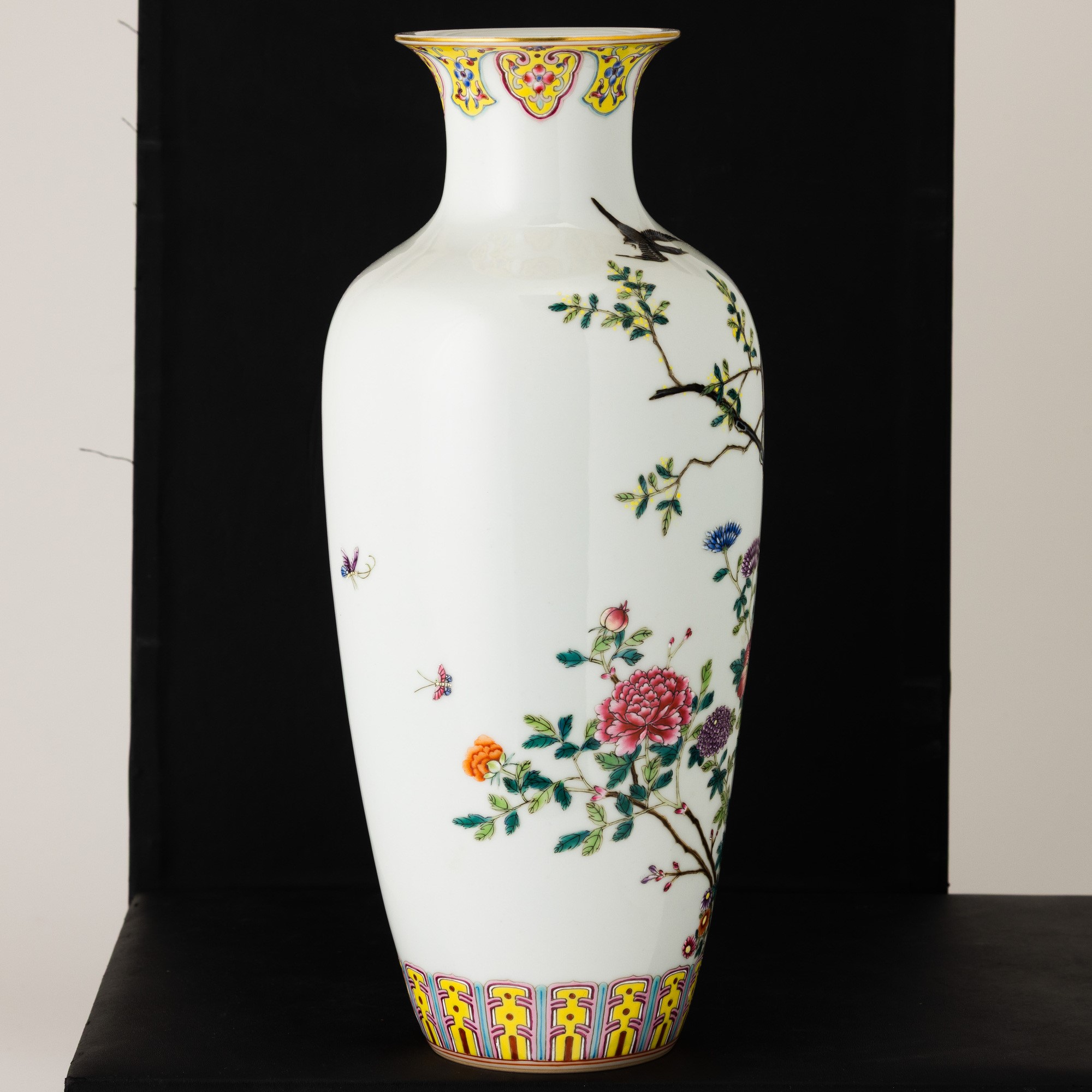 Cina, Vaso in porcellana “Famiglia Rosa” a soggetto naturalistico