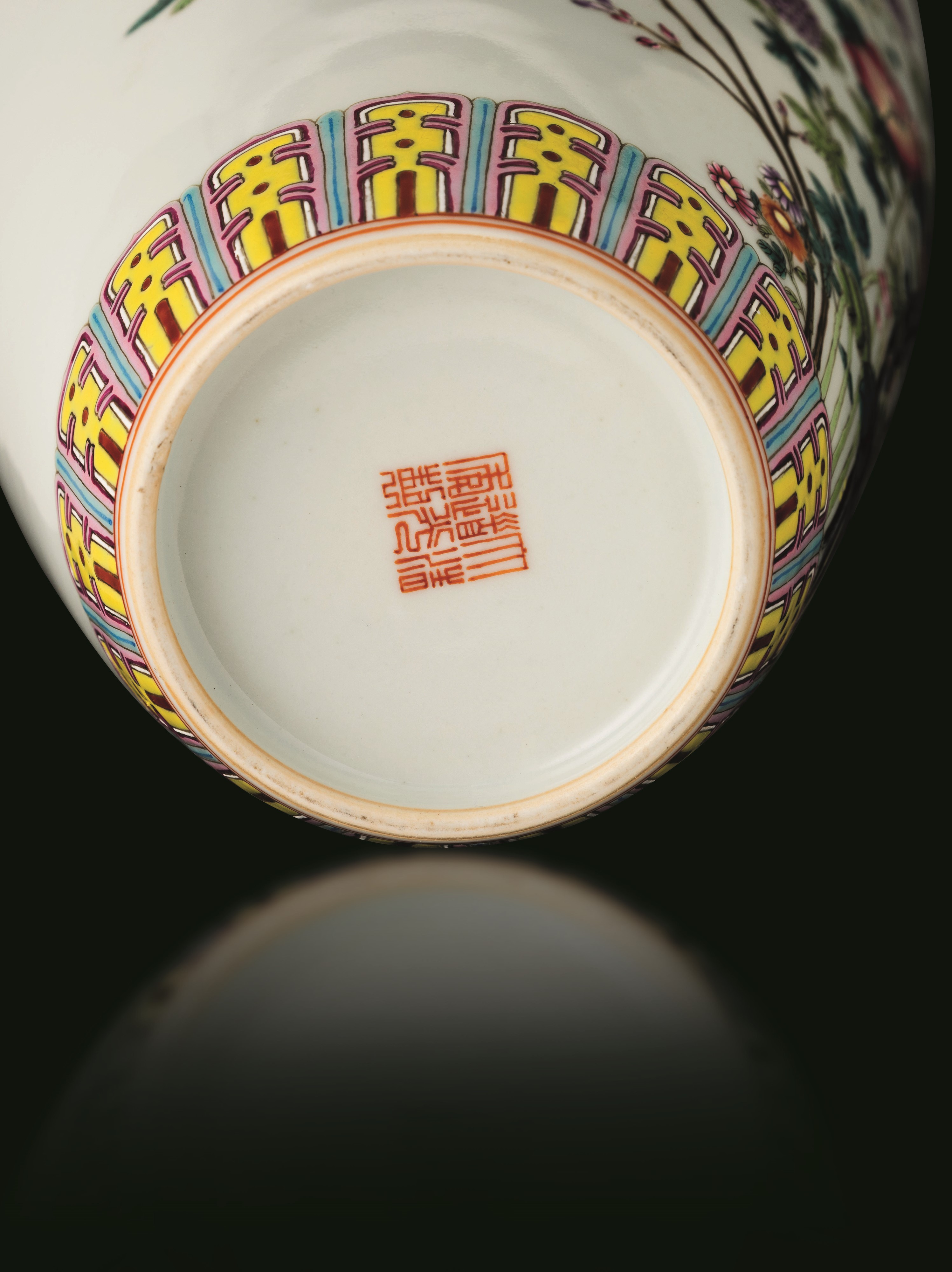 Cina, Vaso in porcellana “Famiglia Rosa” a soggetto naturalistico