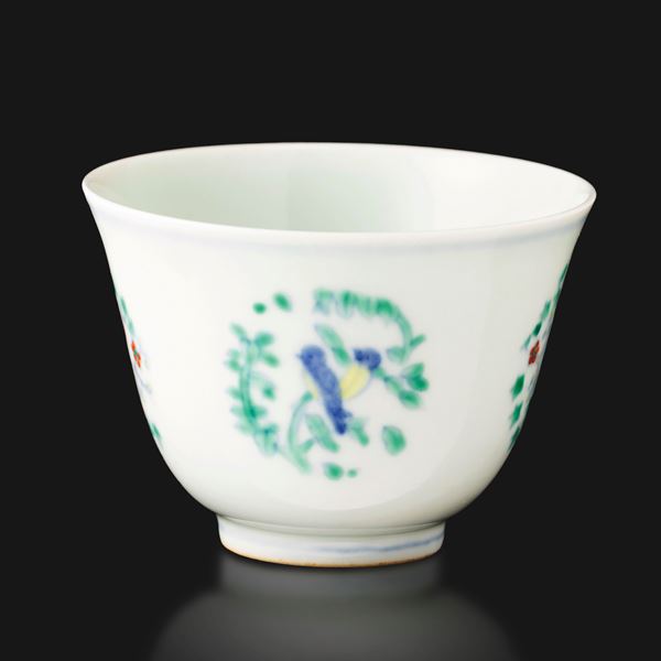 Coppa in porcellana Doucai a soggetto naturalistico, Cina, marca Chenghua (1465-1487)