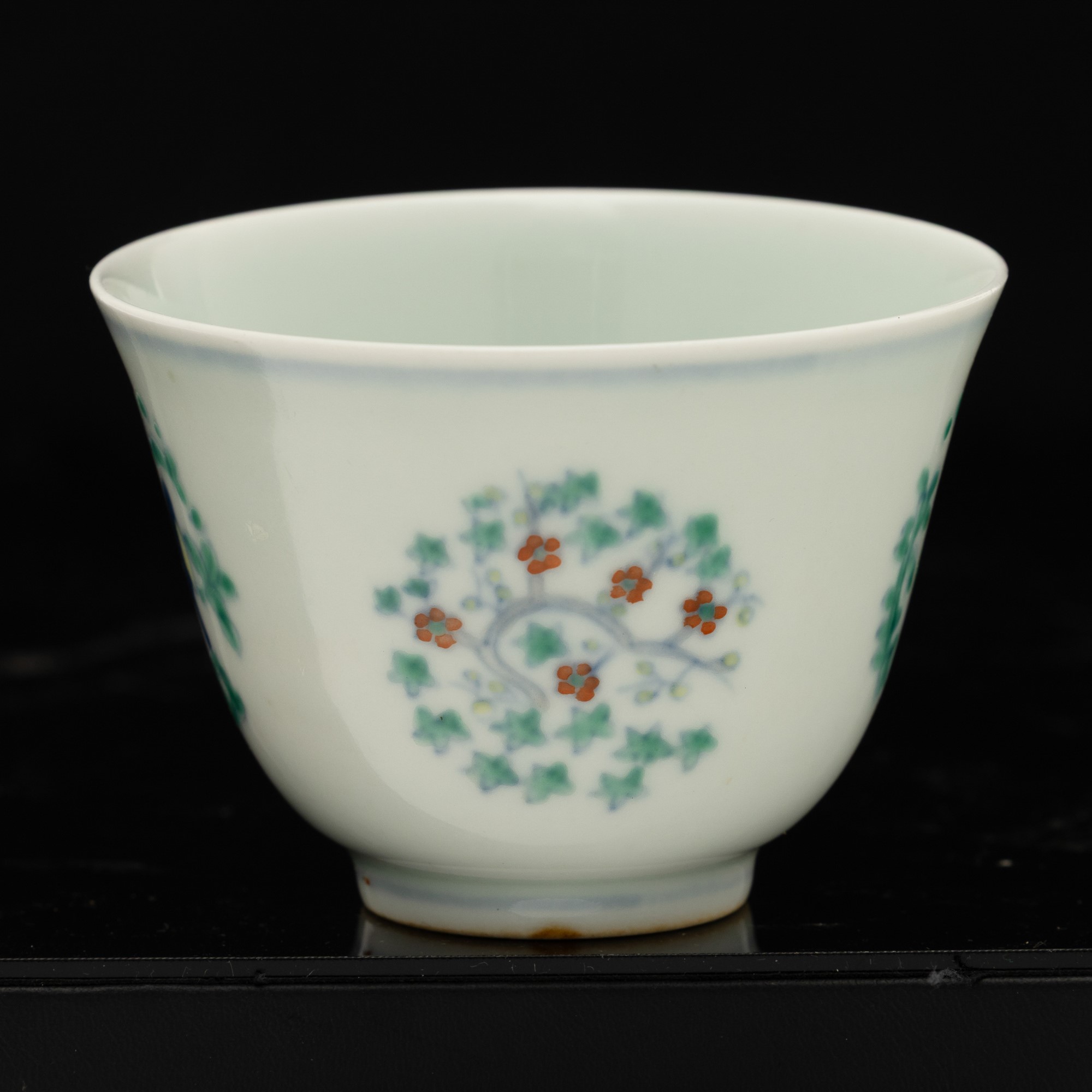 Chenghua, Coppa in porcellana Doucai a soggetto naturalistico, Cina (1465-1487)