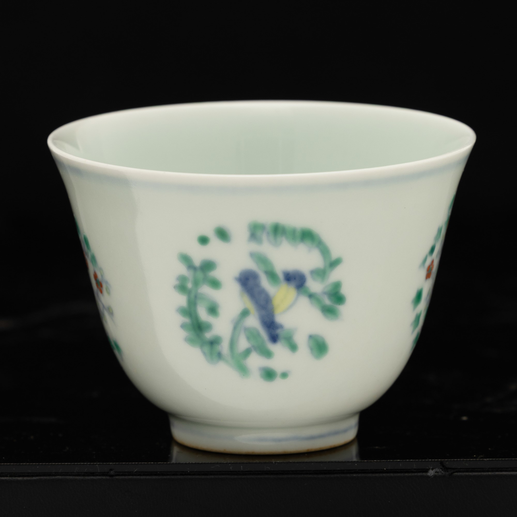 Chenghua, Coppa in porcellana Doucai a soggetto naturalistico, Cina (1465-1487)
