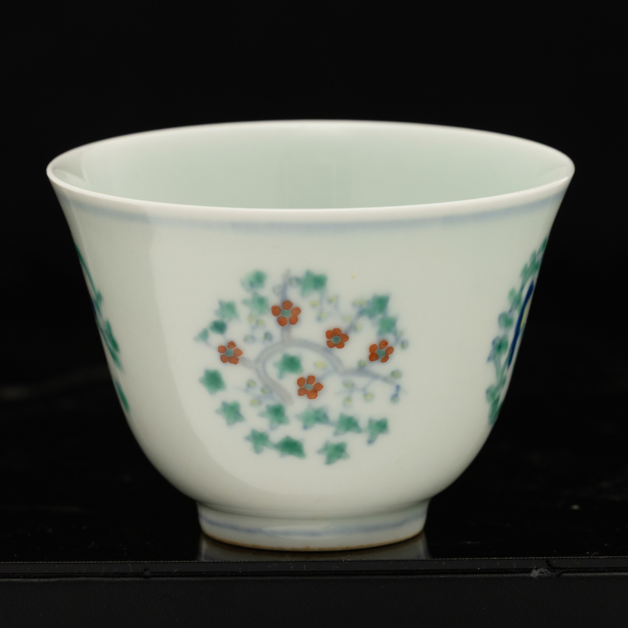 Chenghua, Coppa in porcellana Doucai a soggetto naturalistico, Cina (1465-1487)