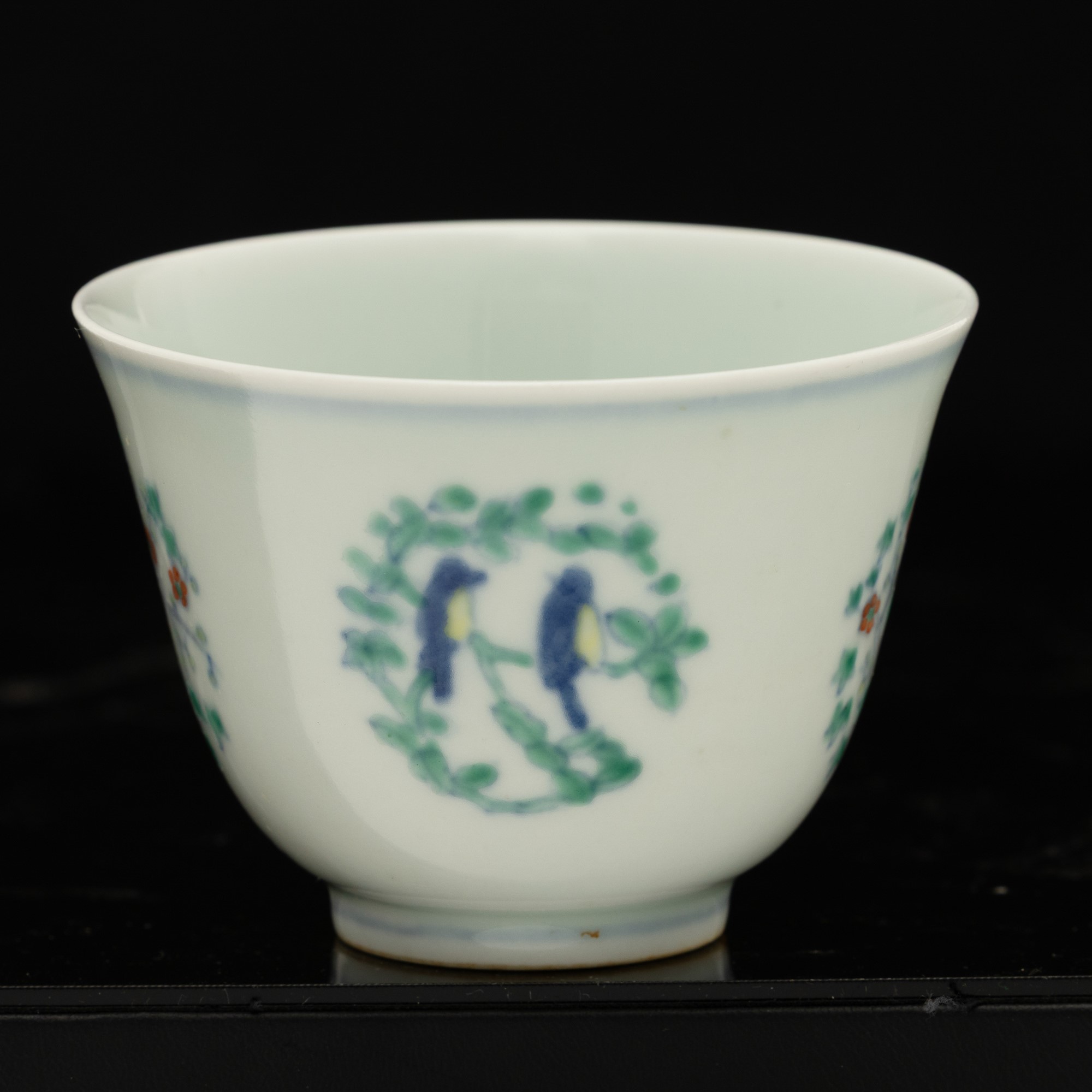 Chenghua, Coppa in porcellana Doucai a soggetto naturalistico, Cina (1465-1487)