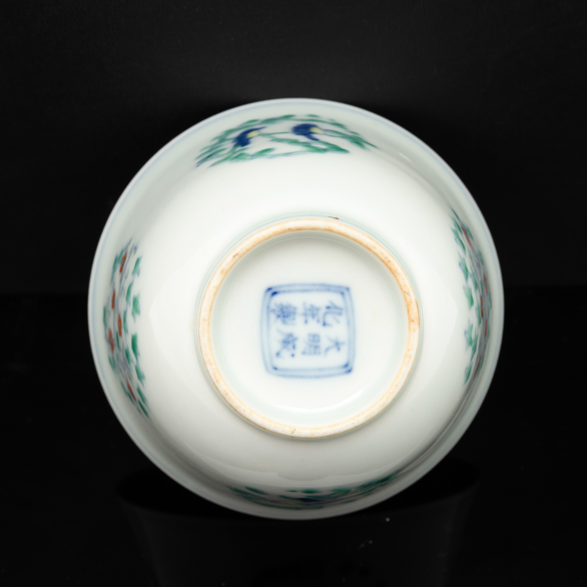Chenghua, Coppa in porcellana Doucai a soggetto naturalistico, Cina (1465-1487)