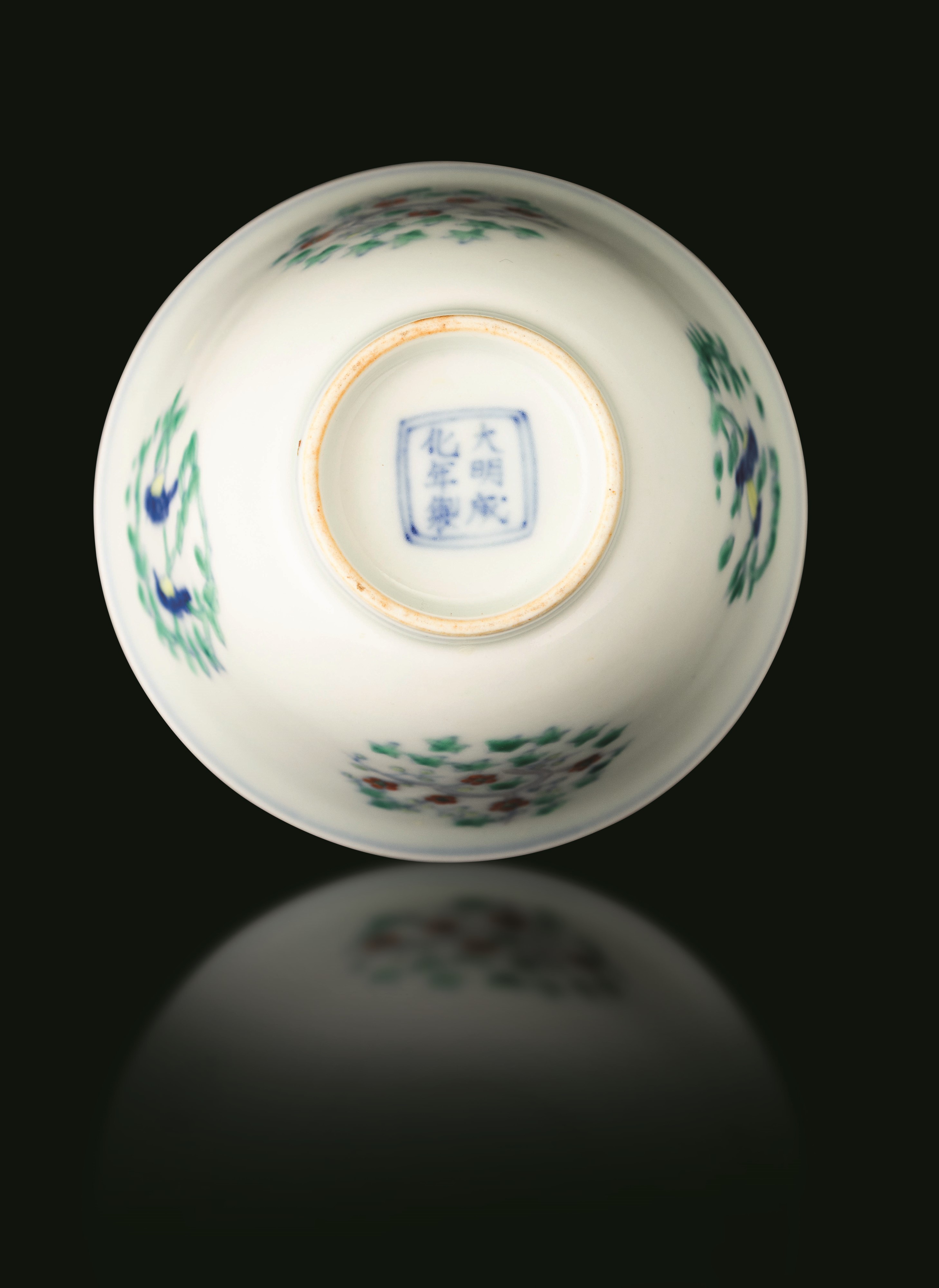 Chenghua, Coppa in porcellana Doucai a soggetto naturalistico, Cina (1465-1487)