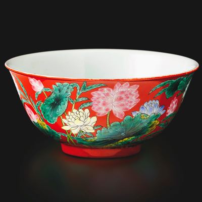 Marchio apocrifo Qianlong (1736-1796), Ciotola in porcellana Famiglia Rosa a fondo corallo con de...