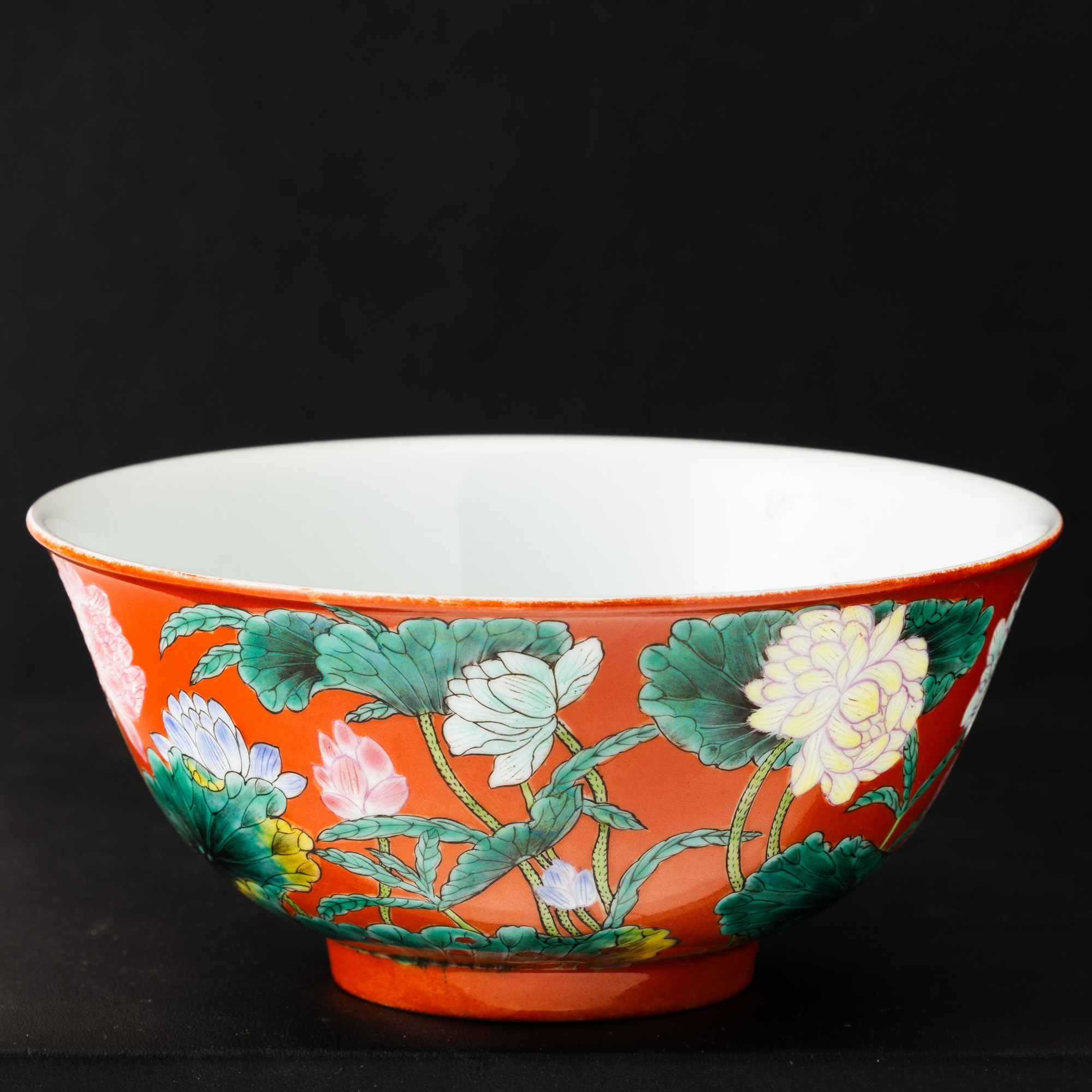 Marchio apocrifo Qianlong (1736-1796), Ciotola in porcellana Famiglia Rosa a fondo corallo con de...