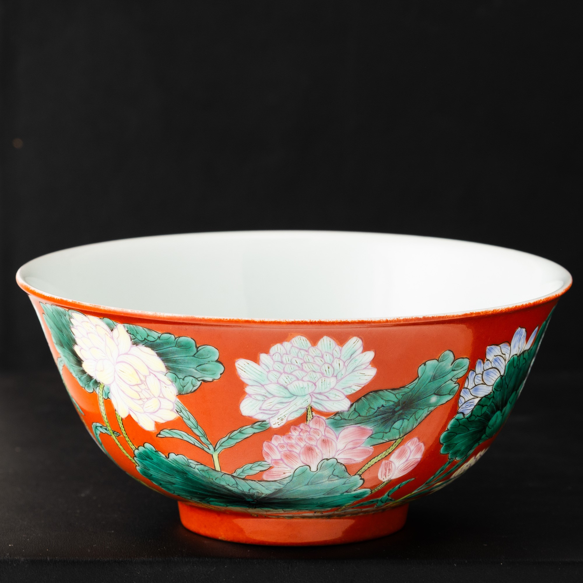 Marchio apocrifo Qianlong (1736-1796), Ciotola in porcellana Famiglia Rosa a fondo corallo con de...