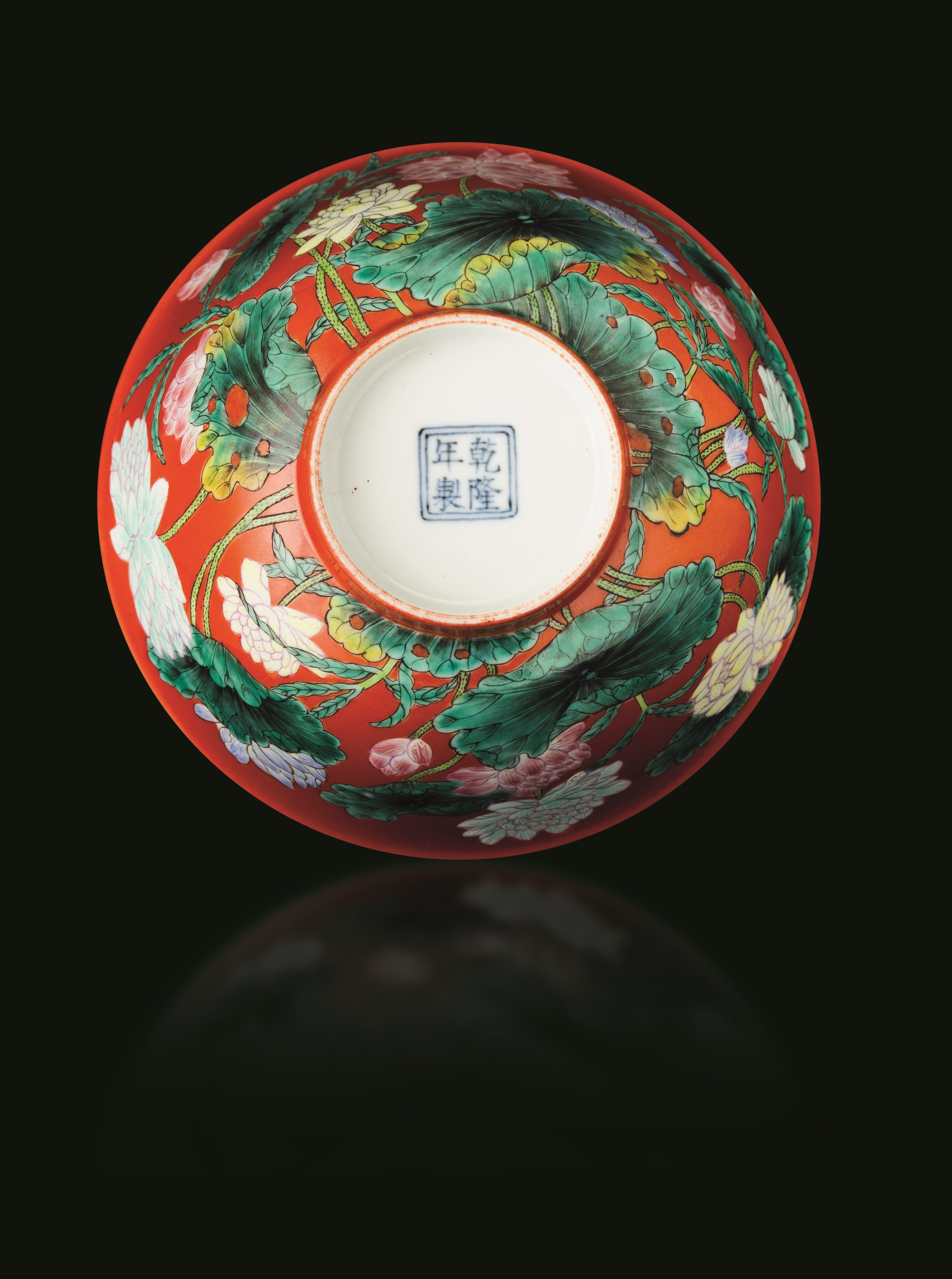 Marchio apocrifo Qianlong (1736-1796), Ciotola in porcellana Famiglia Rosa a fondo corallo con de...
