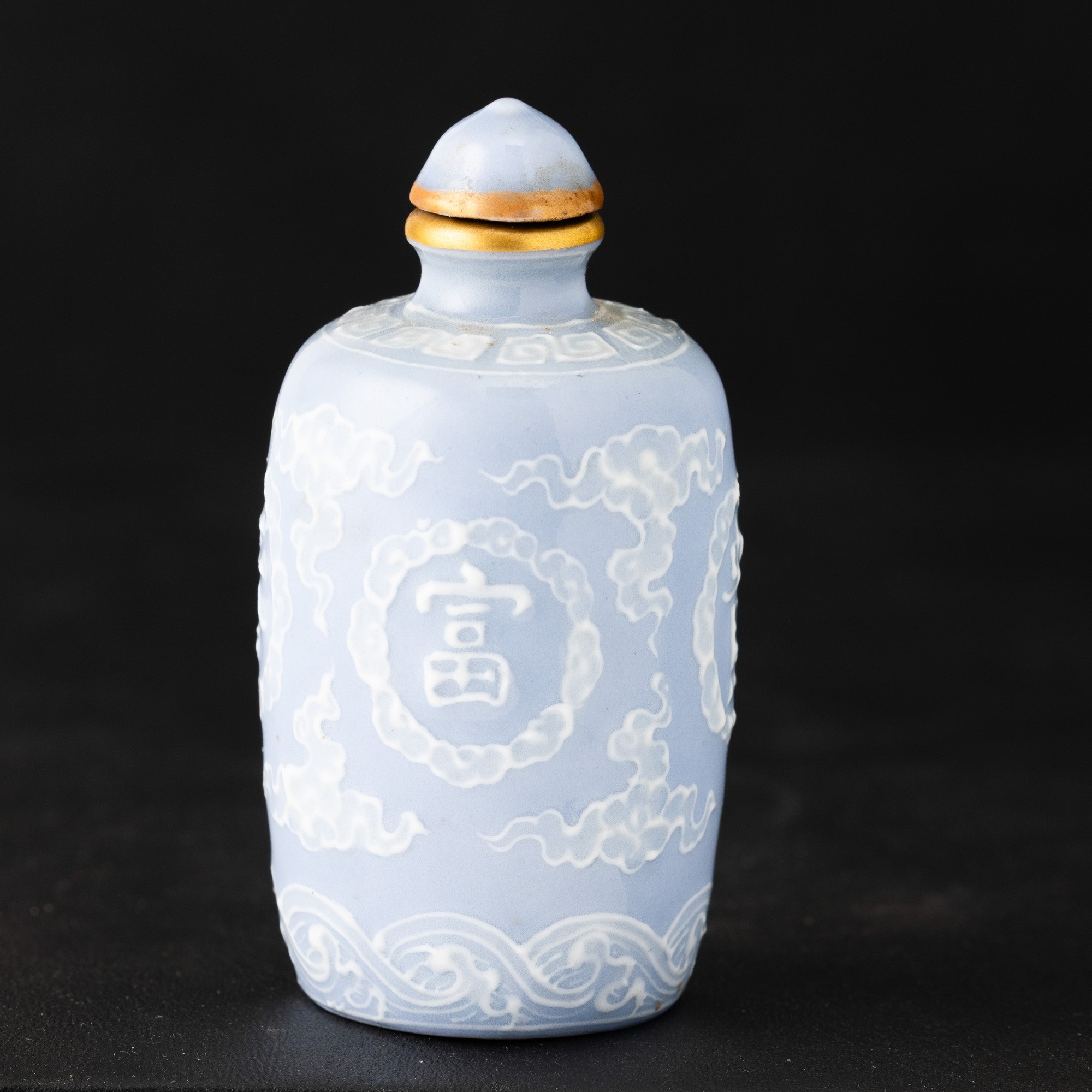 Cina, Dinastia Qing (Qianlong), Snuff bottle in porcellana Claire de Lune con decoro a rilievo e ...
