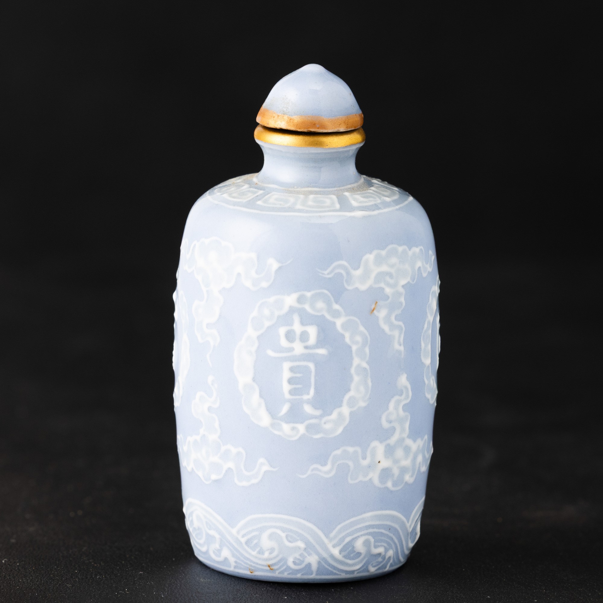 Cina, Dinastia Qing (Qianlong), Snuff bottle in porcellana Claire de Lune con decoro a rilievo e ...