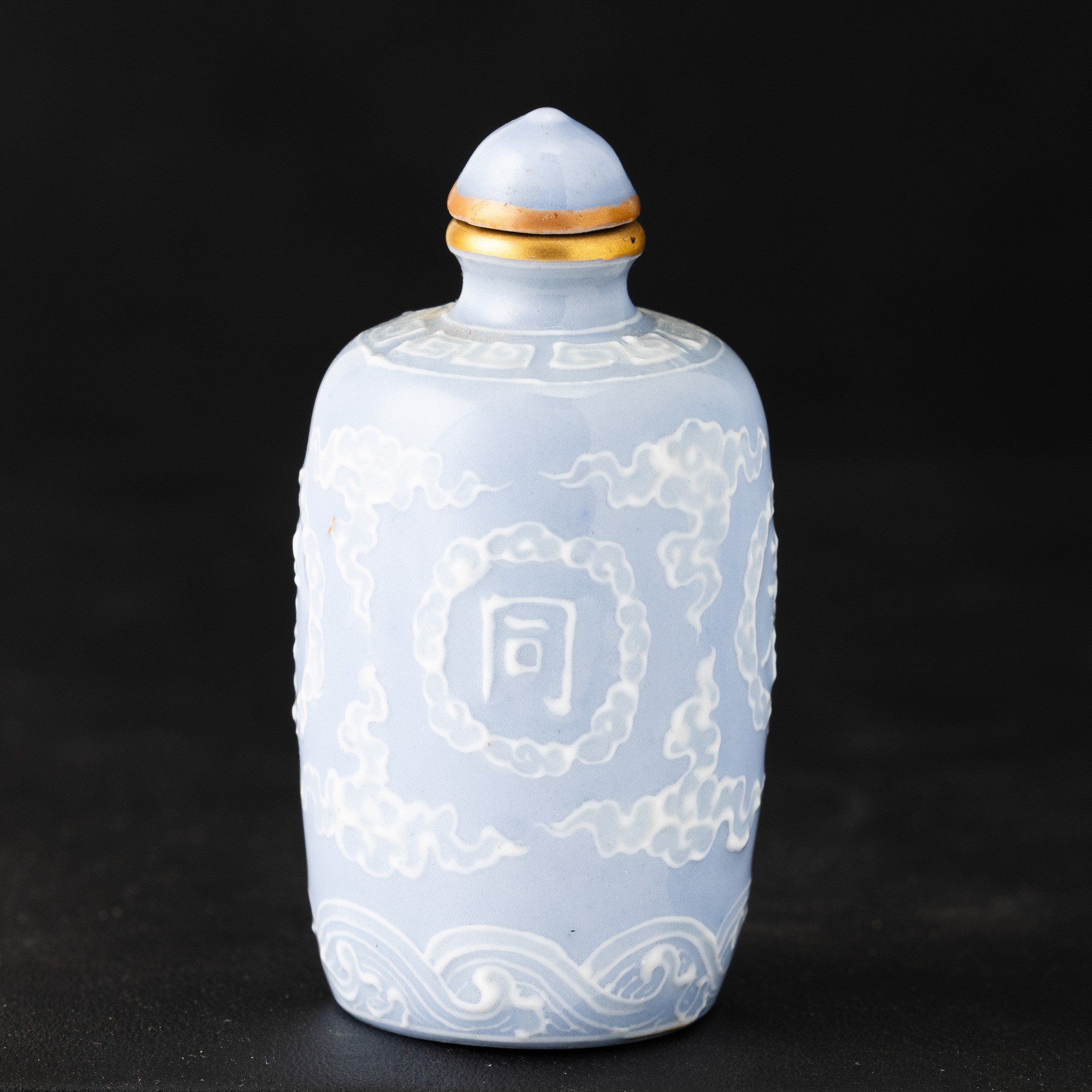 Cina, Dinastia Qing (Qianlong), Snuff bottle in porcellana Claire de Lune con decoro a rilievo e ...
