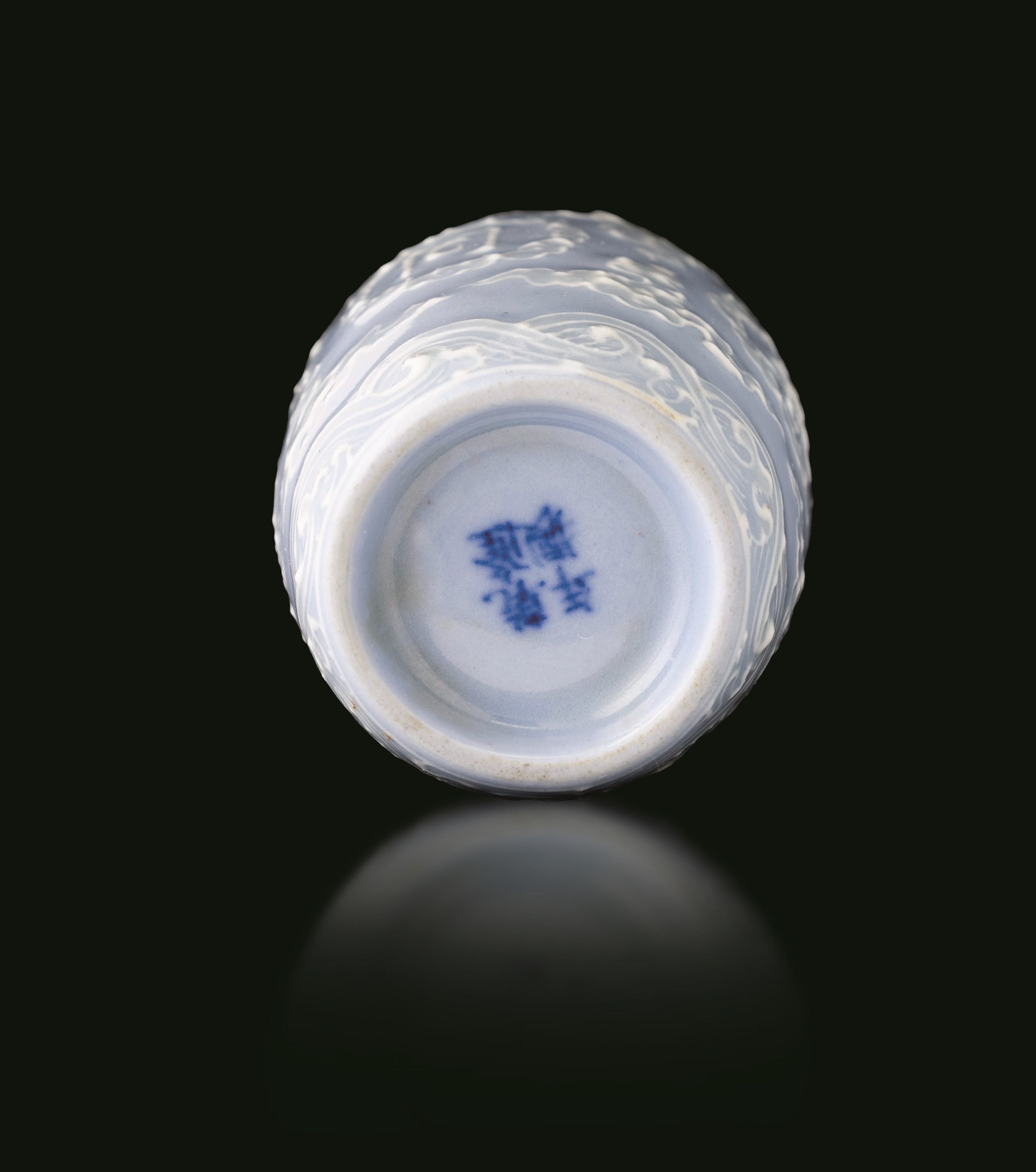 Cina, Dinastia Qing (Qianlong), Snuff bottle in porcellana Claire de Lune con decoro a rilievo e ...