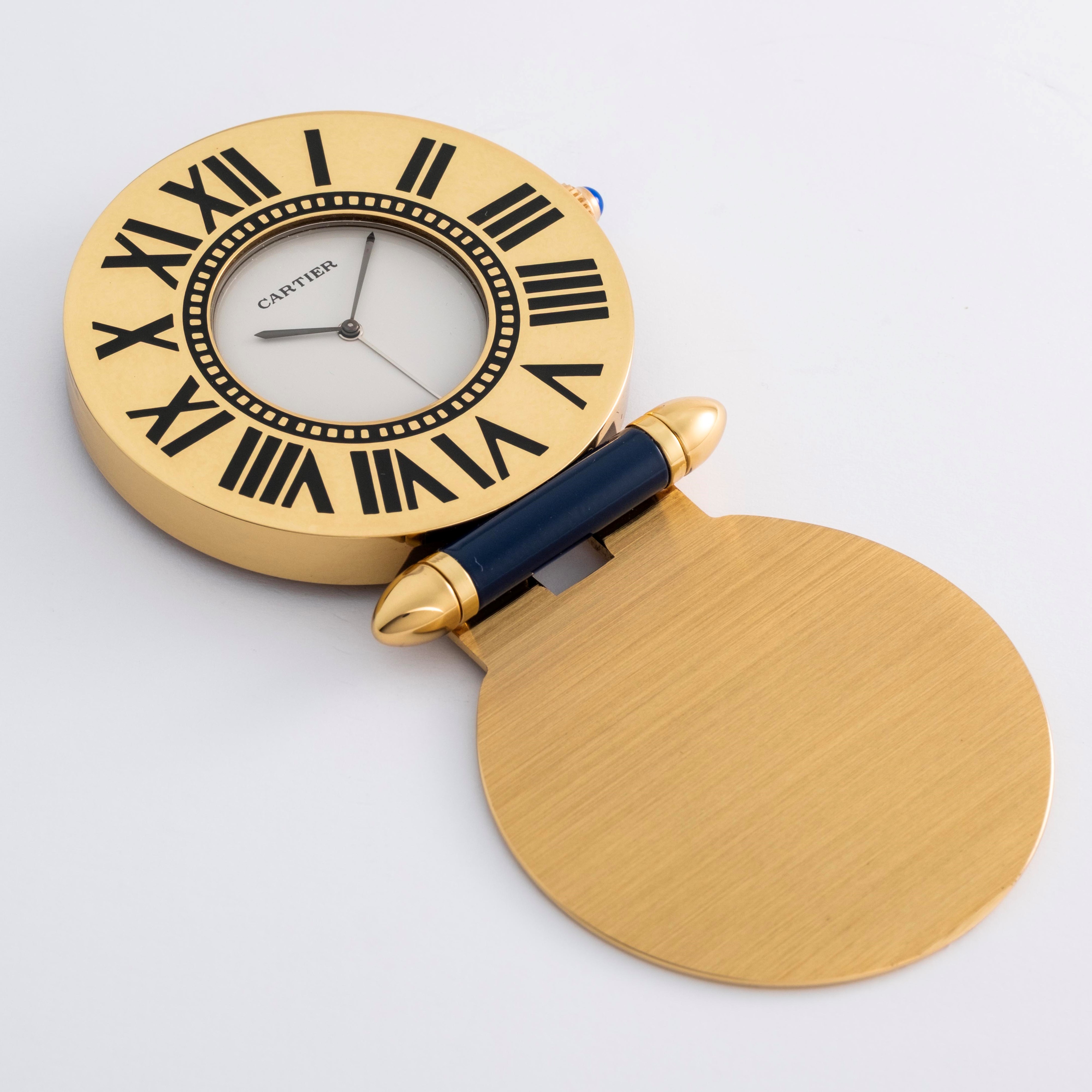 Cartier - Orologio da viaggio “Obus” in ottone dorato e smalto con quadrante bianco (quarzo) circ...