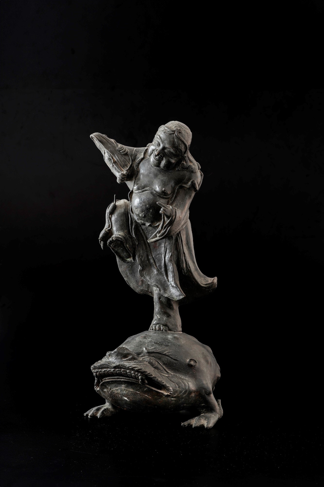 Cina, Dinastia Ming (XVII secolo), Grande figura di immortale Liu Haichan con rospo, bronzo