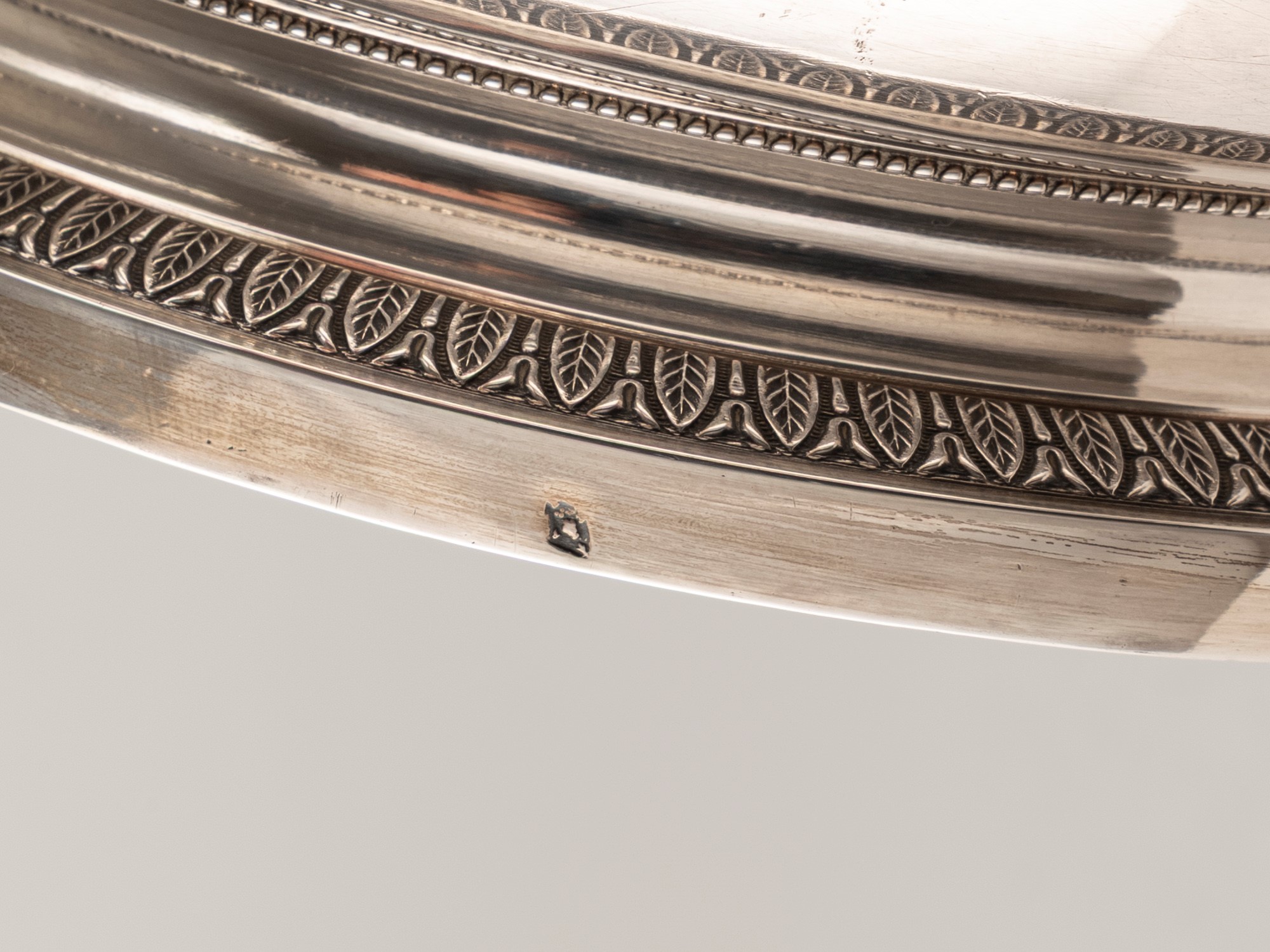 Versatoio con bacile, argento fuso, sbalzato e cesellato. Parigi, 1819-1838