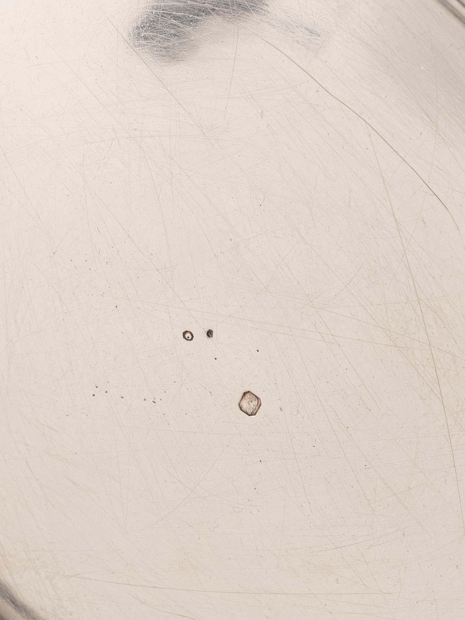 Versatoio con bacile, argento fuso, sbalzato e cesellato. Parigi, 1819-1838