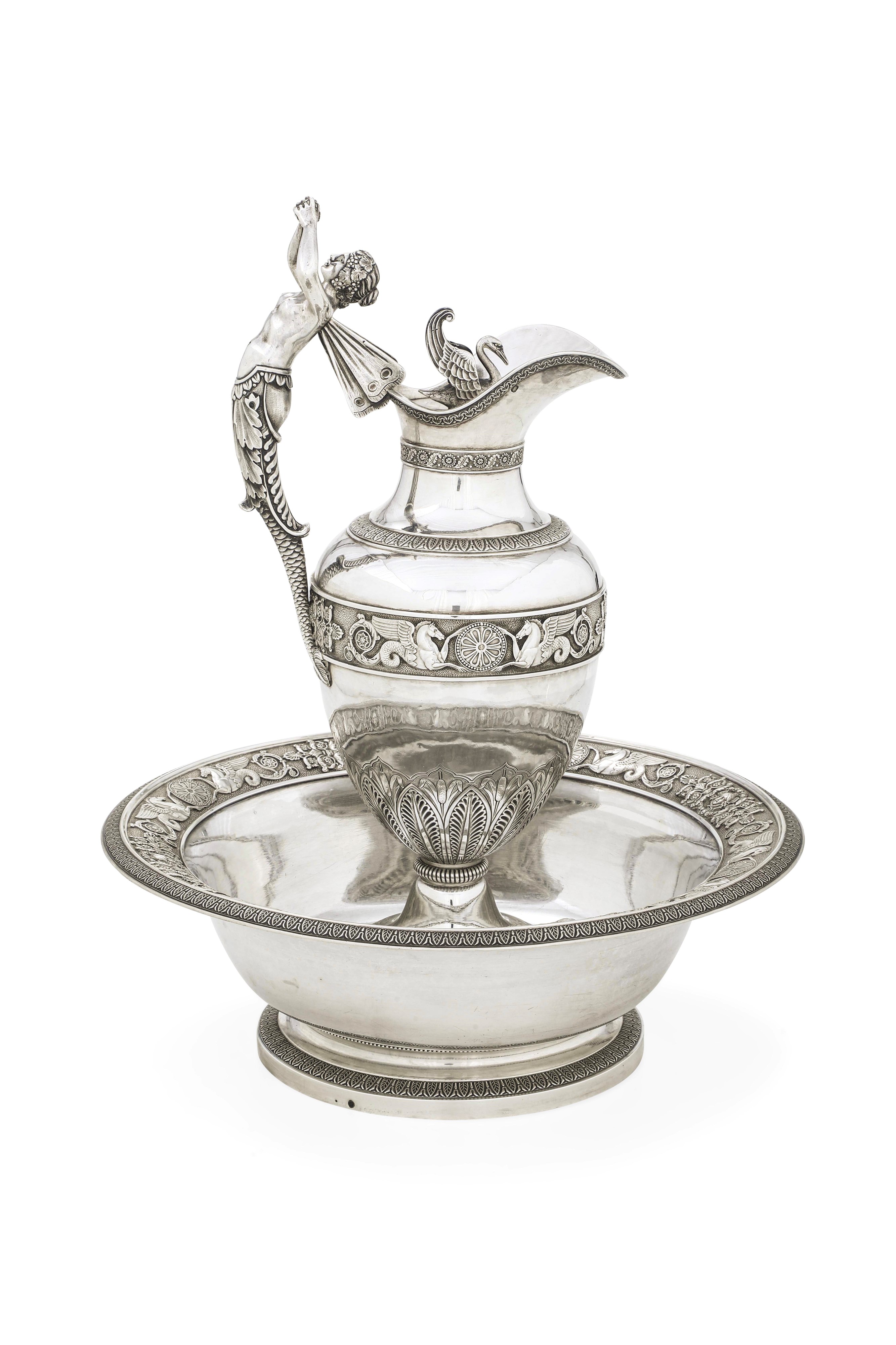 Versatoio con bacile, argento fuso, sbalzato e cesellato. Parigi, 1819-1838