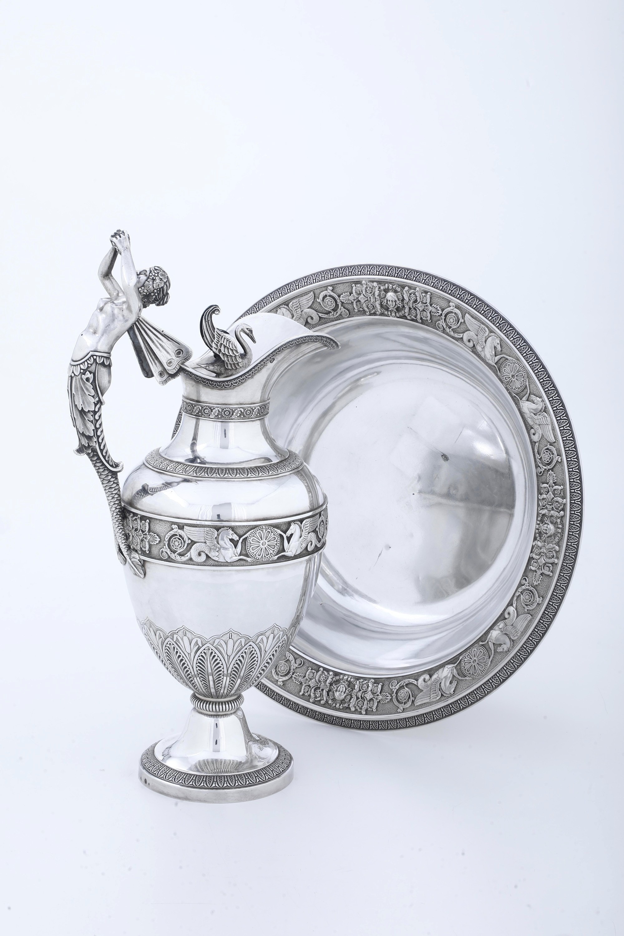 Versatoio con bacile, argento fuso, sbalzato e cesellato. Parigi, 1819-1838