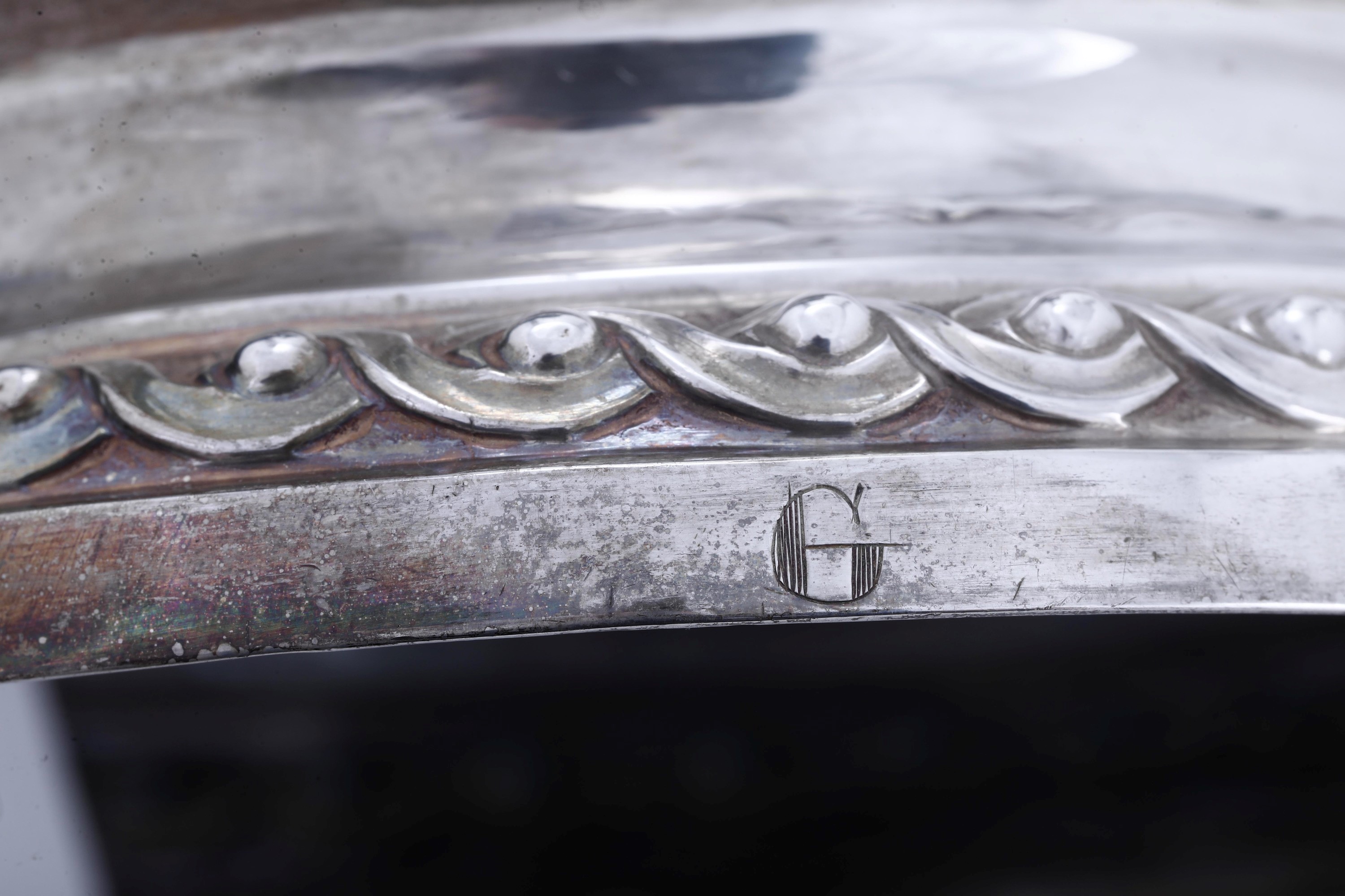 Coppia di candelieri neoclassici, argento fuso e sbalzato, Genova (seconda metà del XVIII secolo)...