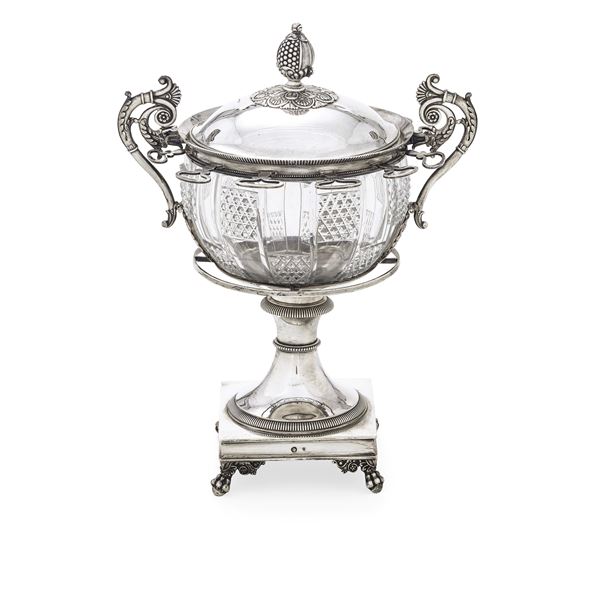 Compostiera. Parigi, 1819-1838. Argentiere Charles - Antoine Amand Lenglet. Dodici cucchiaini, Parigi, argentiere J. Bourdon. Finimenti in argento di gusto Carlo X e corpo globulare in vetro decorato alla mola