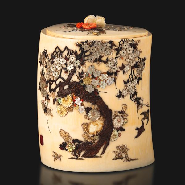 Shibayama ivory box with mother-of-pearl and hardstone inlays depicting naturalistic motifs, Japan, Meiji period (1868–1912).