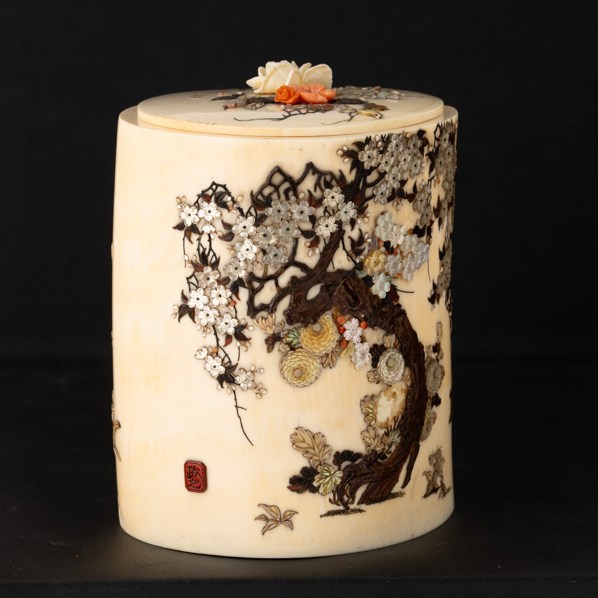 Giappone (periodo Meiji, 1868-1912), Scatola Shibayama in avorio con inserti in madreperla e piet...