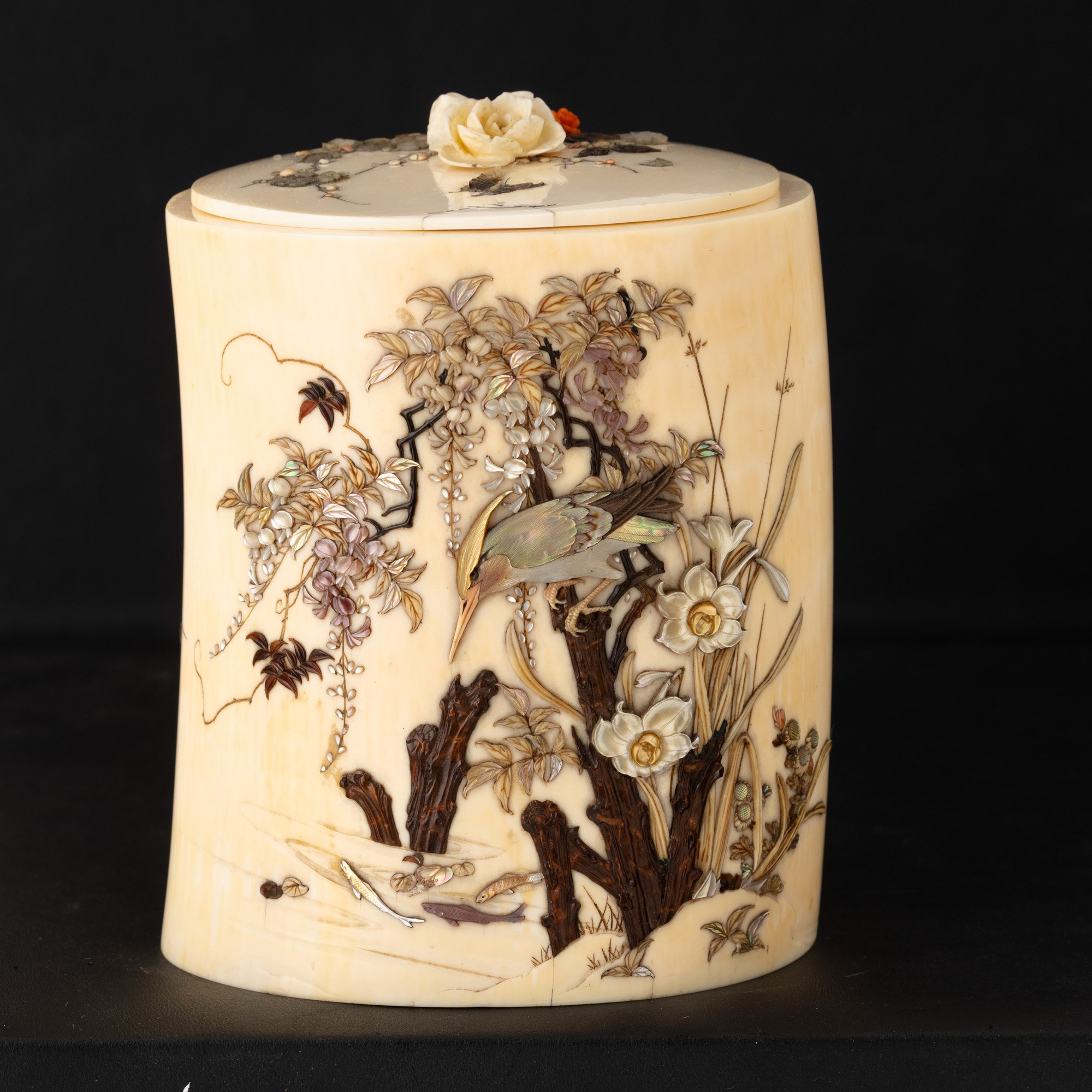 Giappone (periodo Meiji, 1868-1912), Scatola Shibayama in avorio con inserti in madreperla e piet...