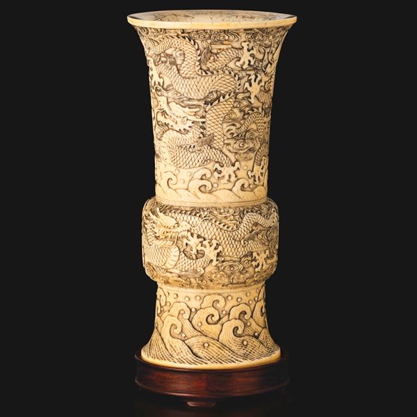 Vaso in avorio Zun con decori intagliati raffiguranti drago e onde, Cina, inizio XIX secolo