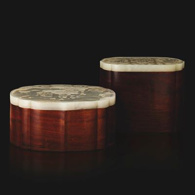 Cina, Dinastia Qing (XIX secolo), Due scatole con coperchi in giada bianca con decori paesaggisti...