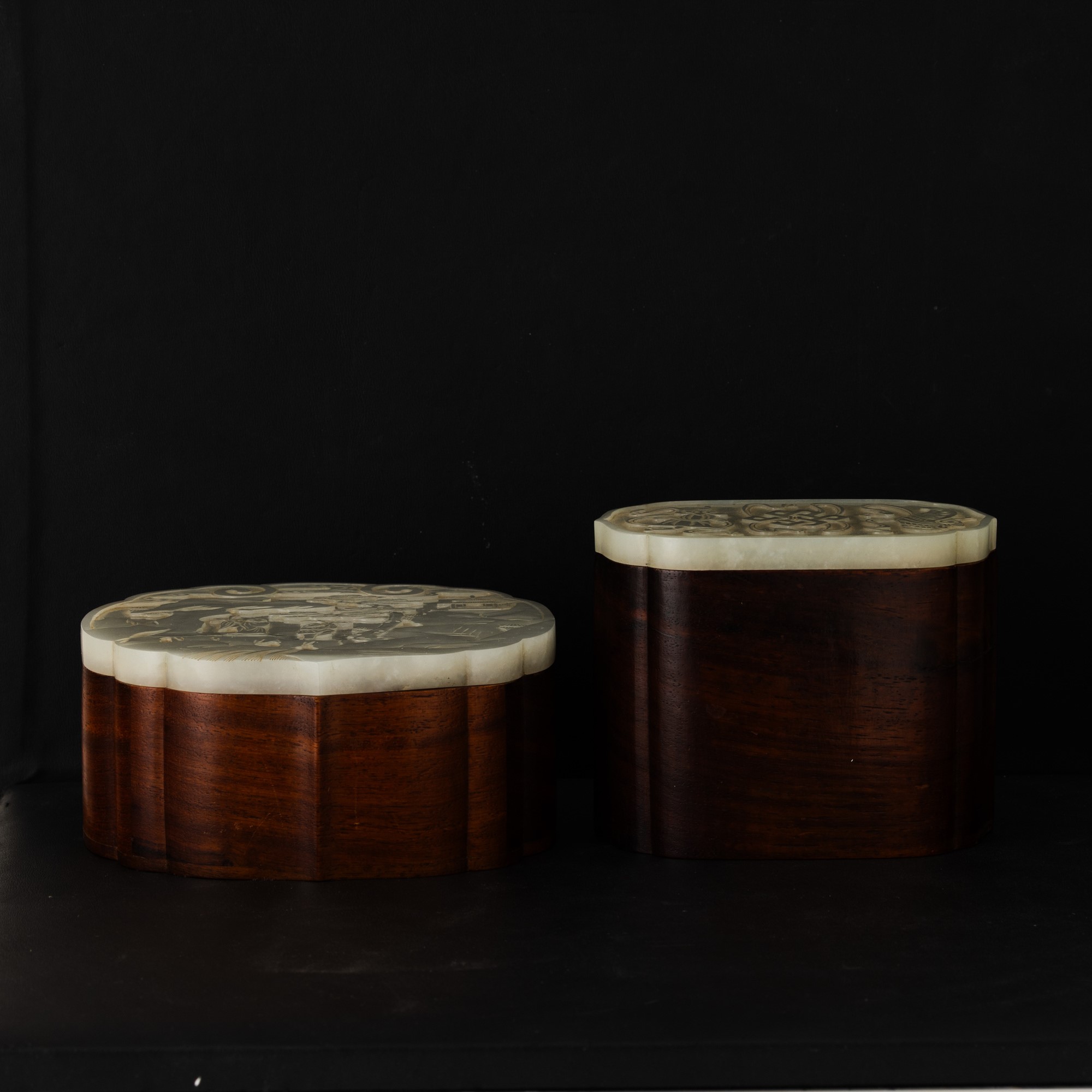 Cina, Dinastia Qing (XIX secolo), Due scatole con coperchi in giada bianca con decori paesaggisti...