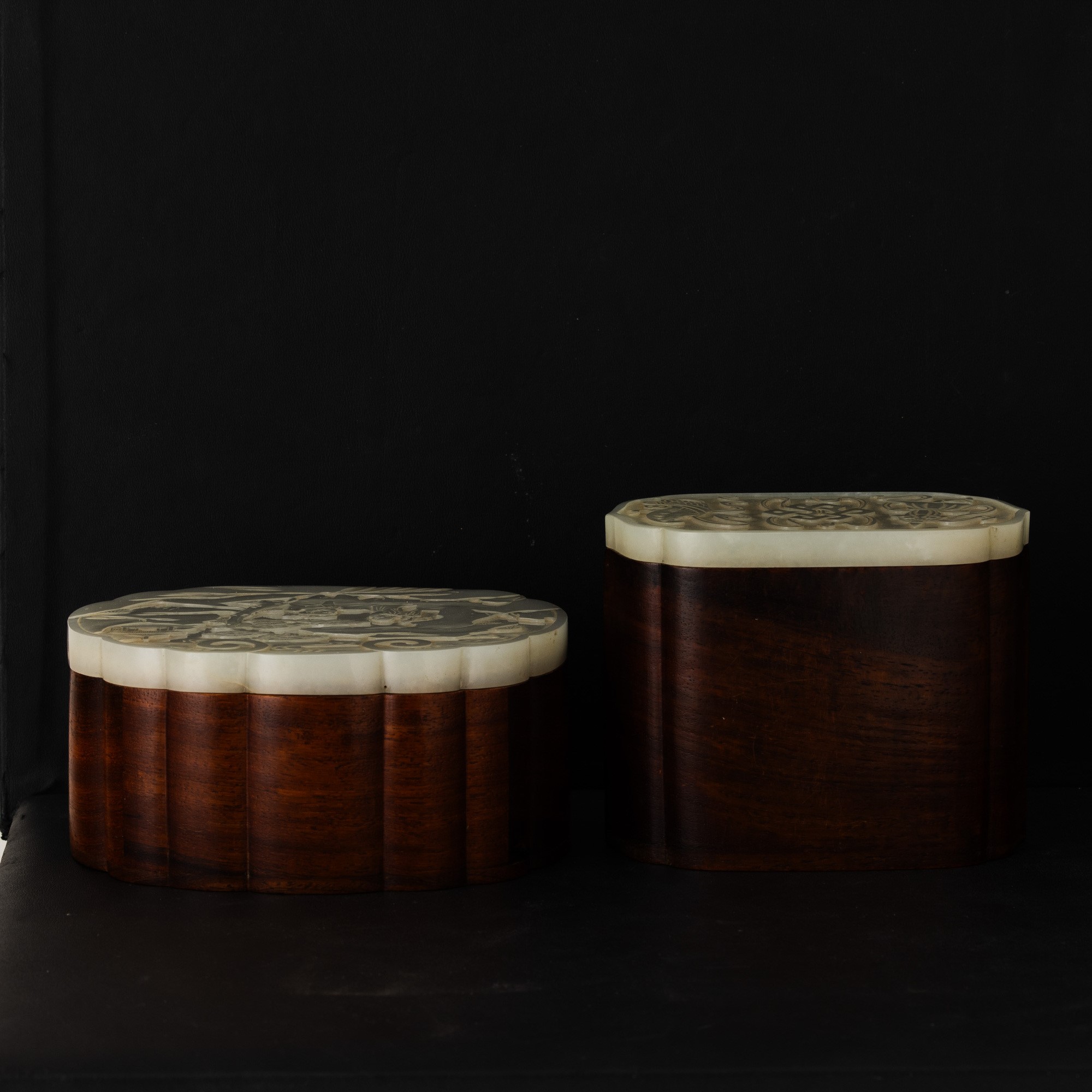 Cina, Dinastia Qing (XIX secolo), Due scatole con coperchi in giada bianca con decori paesaggisti...