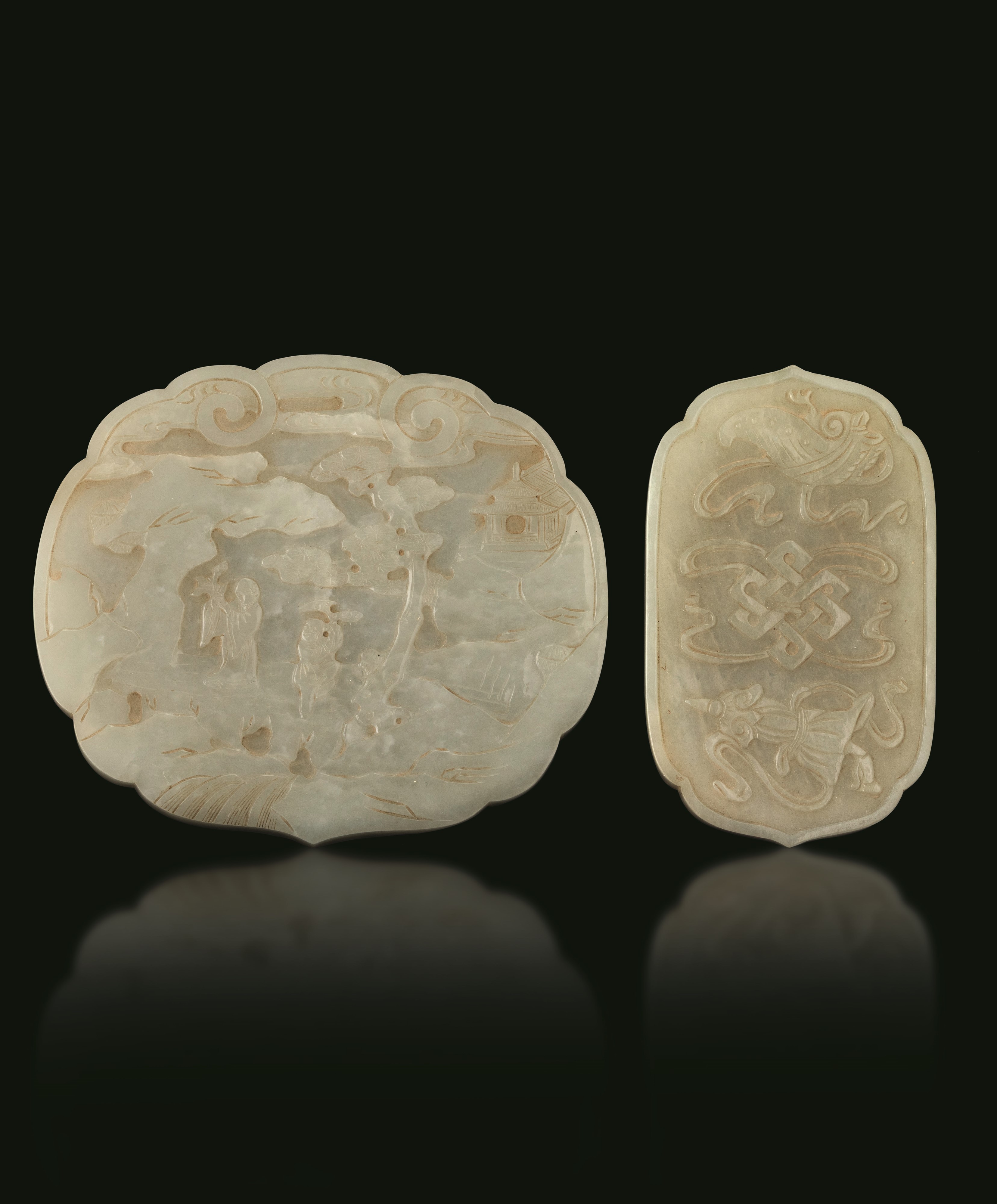 Cina, Dinastia Qing (XIX secolo), Due scatole con coperchi in giada bianca con decori paesaggisti...