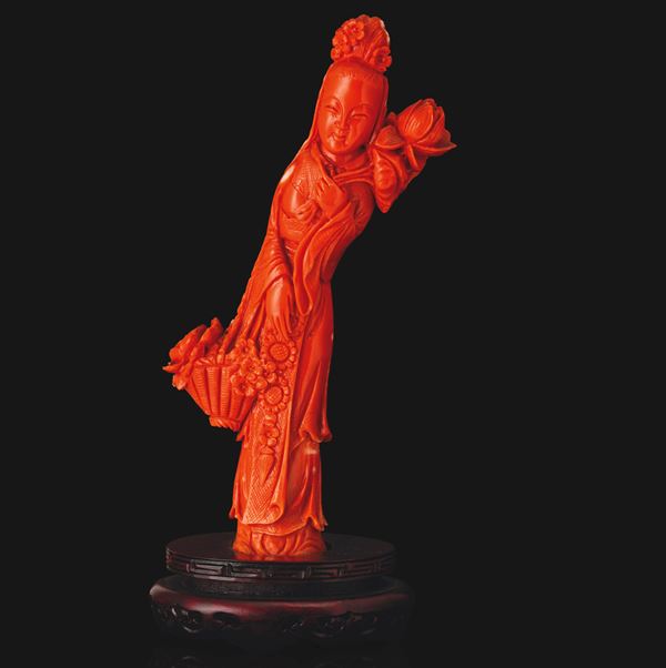 Figura di Guanyin con cesto di fiori scolpita in corallo, Cina, Dinastia Qing, XIX secolo