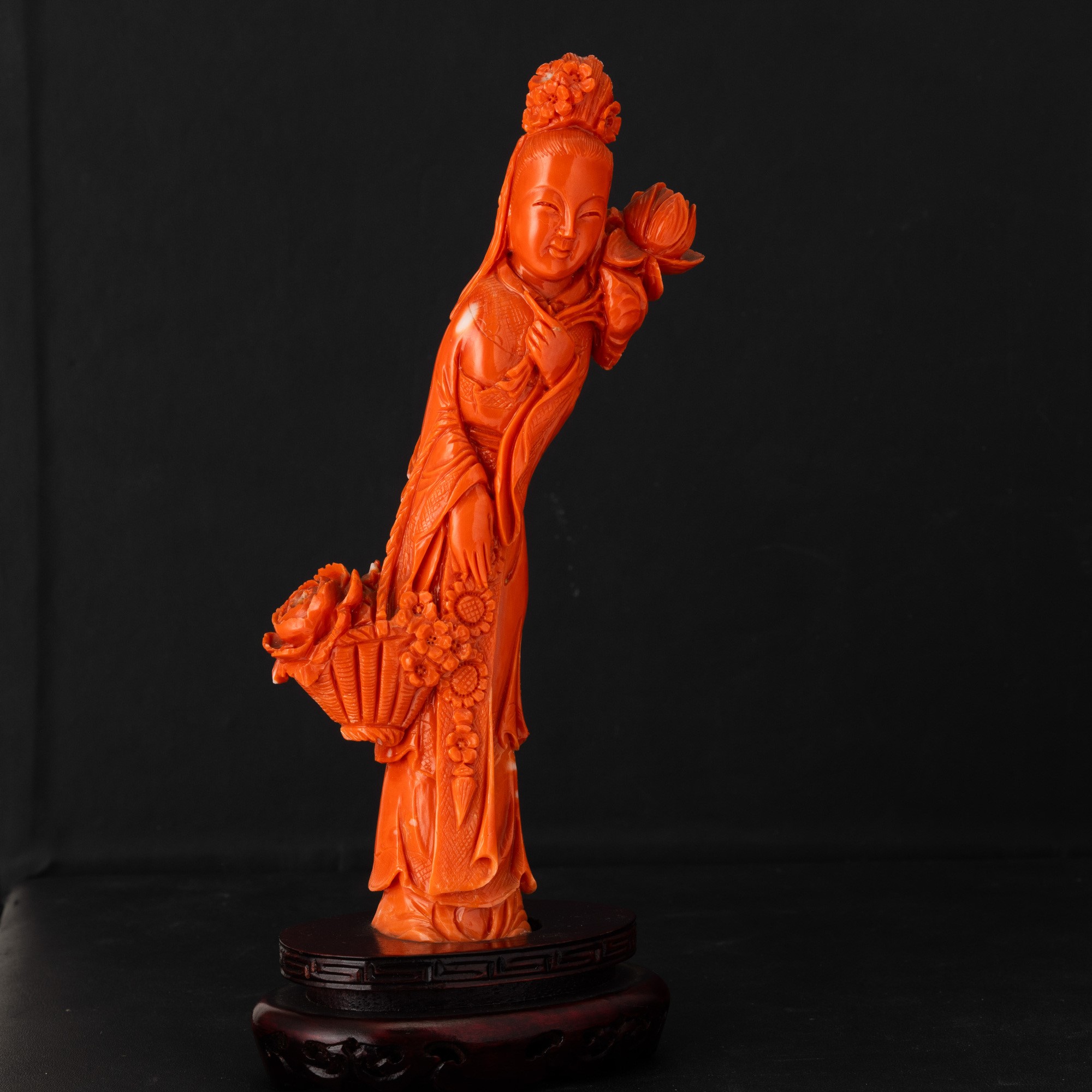 Cina, Dinastia Qing (XIX secolo), Figura di Guanyin con cesto di fiori in corallo scolpito