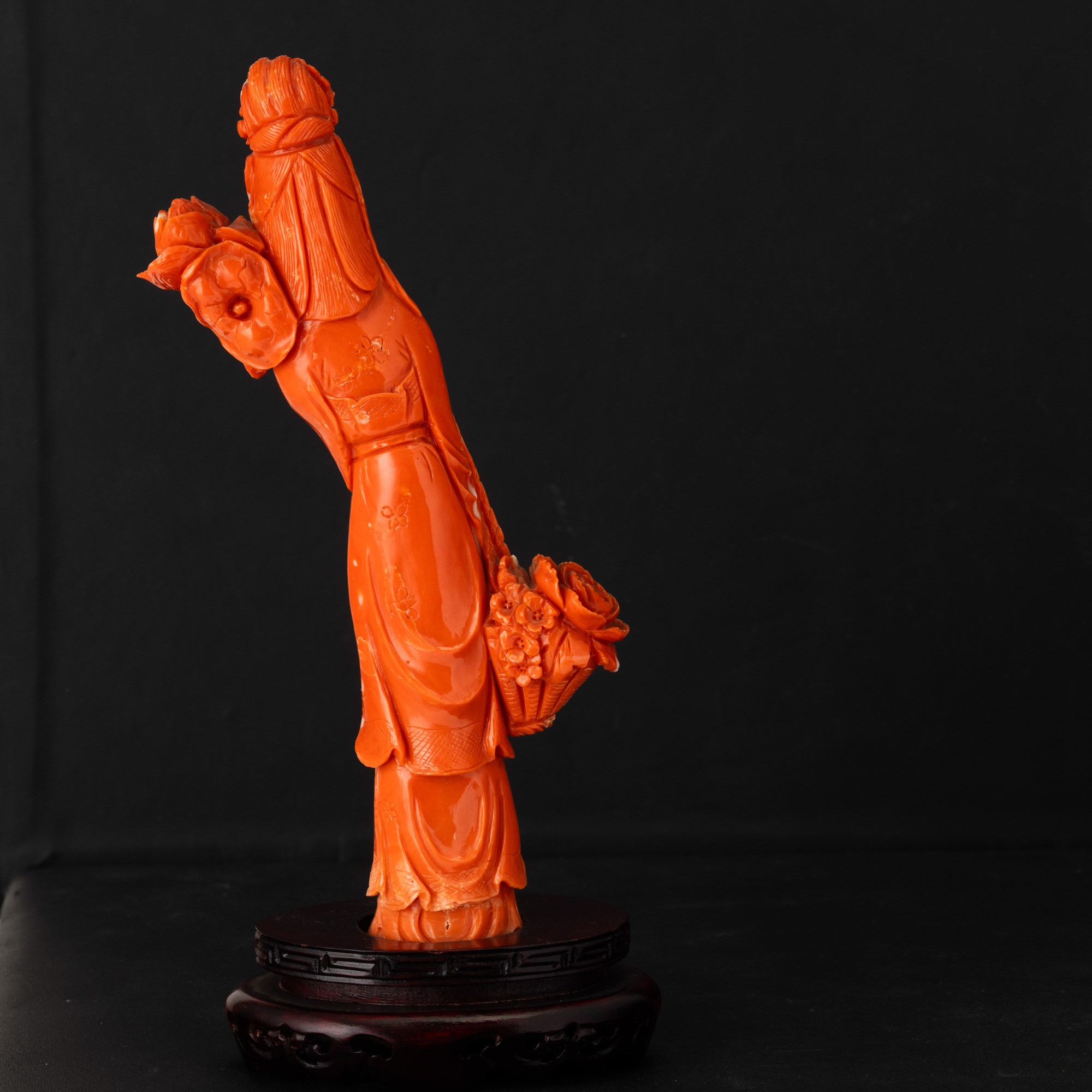Cina, Dinastia Qing (XIX secolo), Figura di Guanyin con cesto di fiori in corallo scolpito