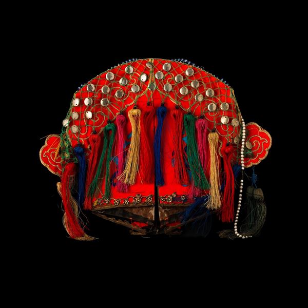Cappello in seta a fondo corallo con decori ricamati, Cina, Repubblica