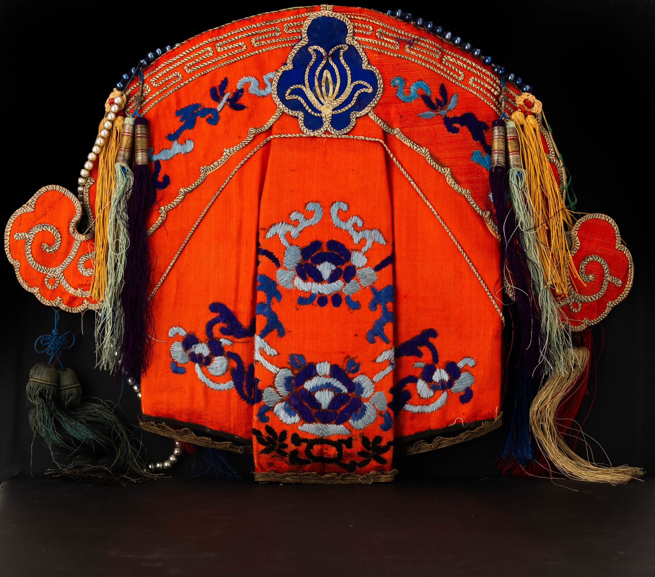 Cappello in seta, Cina (Repubblica), fondo corallo con decori ricamati