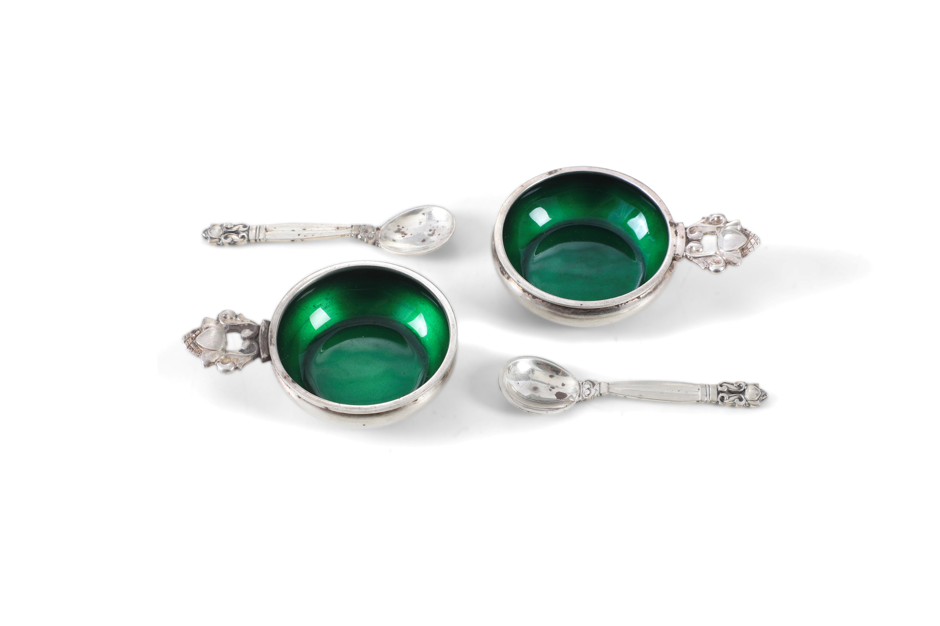 Georg Jensen, Coppia di saliere in argento fuso sagomato e smaltato (XX secolo)